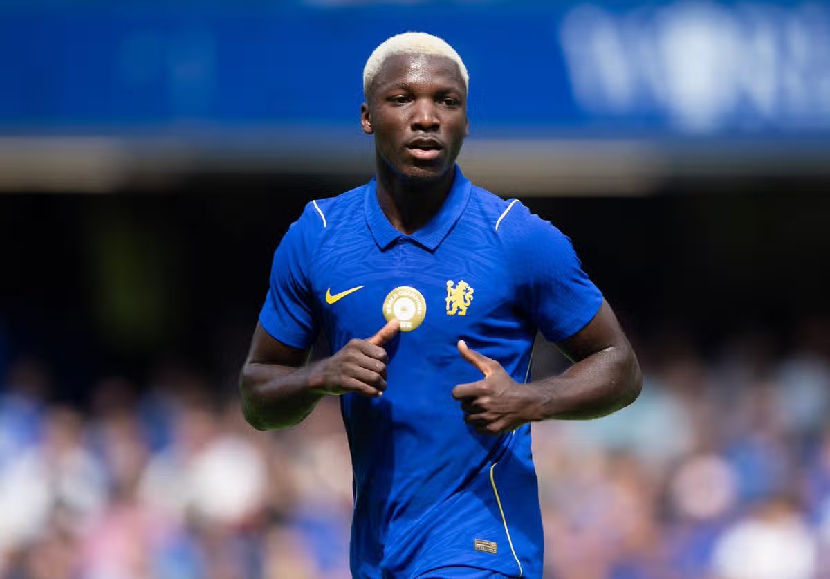 TheChelsZoneX's tweet photo. 🚨🔵 𝗡𝗘𝗪: Moises Caicedo has been fined and hit with eight points for driving his £160,000 supercar without a valid licence or insurance.

He was pulled over in his Audi RSQ8 near the club’s training ground in Cobham, Surrey.

📰 @TheSunFootball https://t.co/DwqSpxhFqJ
