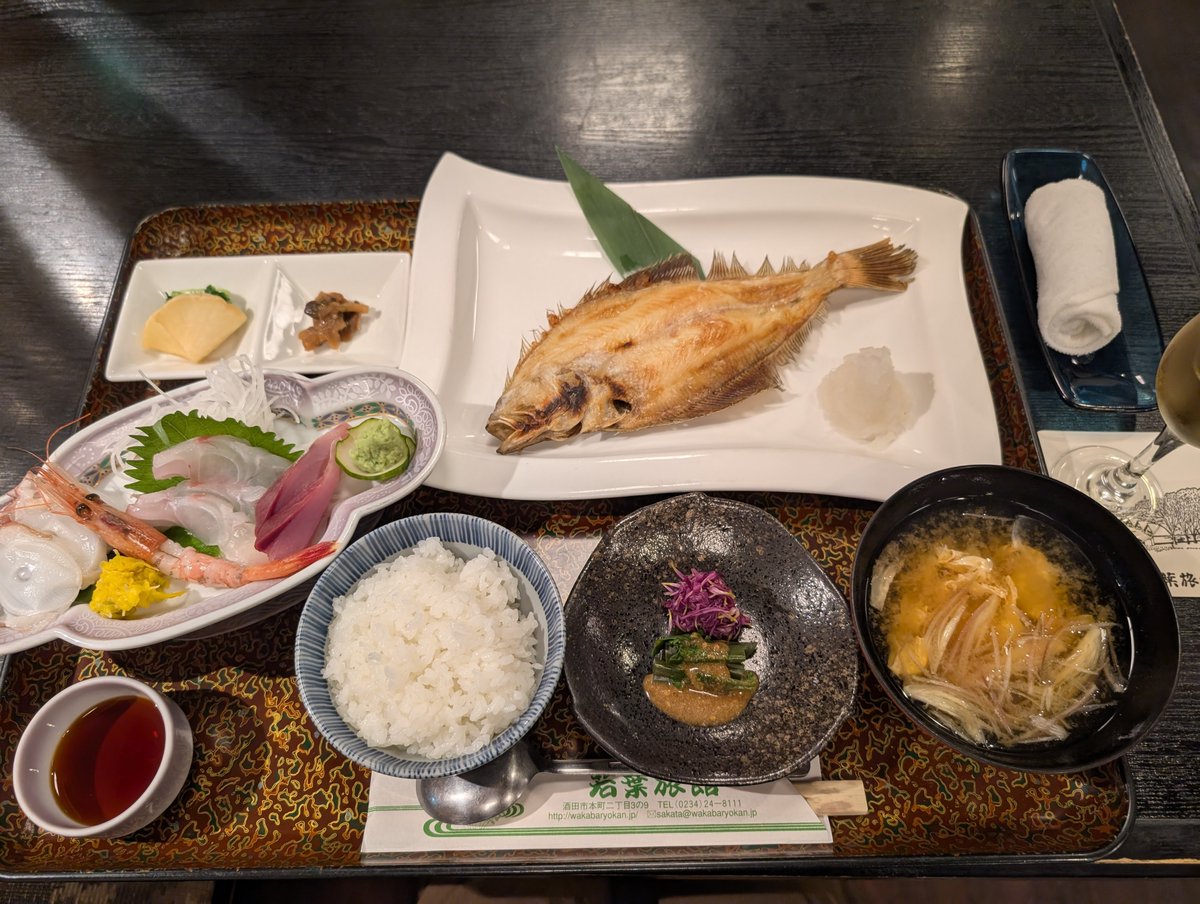 kCDR0sMOoEiPNm5's tweet photo. 酒田市　若葉旅館

連休旅3泊目は新潟を海沿いに北上、笹川流れ、由良海岸を経由して酒田市中心部のこちらの宿へ

温泉ではないものの大浴場有り、日本海の魚介が並ぶ2食付き、綺麗なユニットバス・トイレ有りの部屋で山居倉庫まで徒歩数分の立地、連休真っ最中に12,000円は大変お得でした https://t.co/8CDwXKERtq