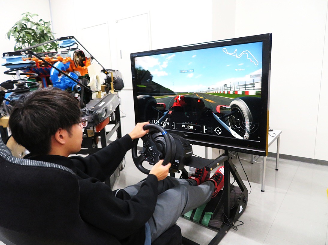 koutan_syougai's tweet photo. グランツーリスモ部(^^)/
今宵は・・・マクラーレン ホンダ MP4/4

#新潟工業短期大学 #自動車 #生涯学習 #自動車整備士 #メカニック #車好きと繫がりたい #ゲーム #部活 #学生 #放課後 #SONY #ソニー #グランツーリスモ #マクラーレン #ホンダ #アイルトンセナ #鈴鹿 #株式会社ダイワグループ #eDGMS https://t.co/3gguuUUD02