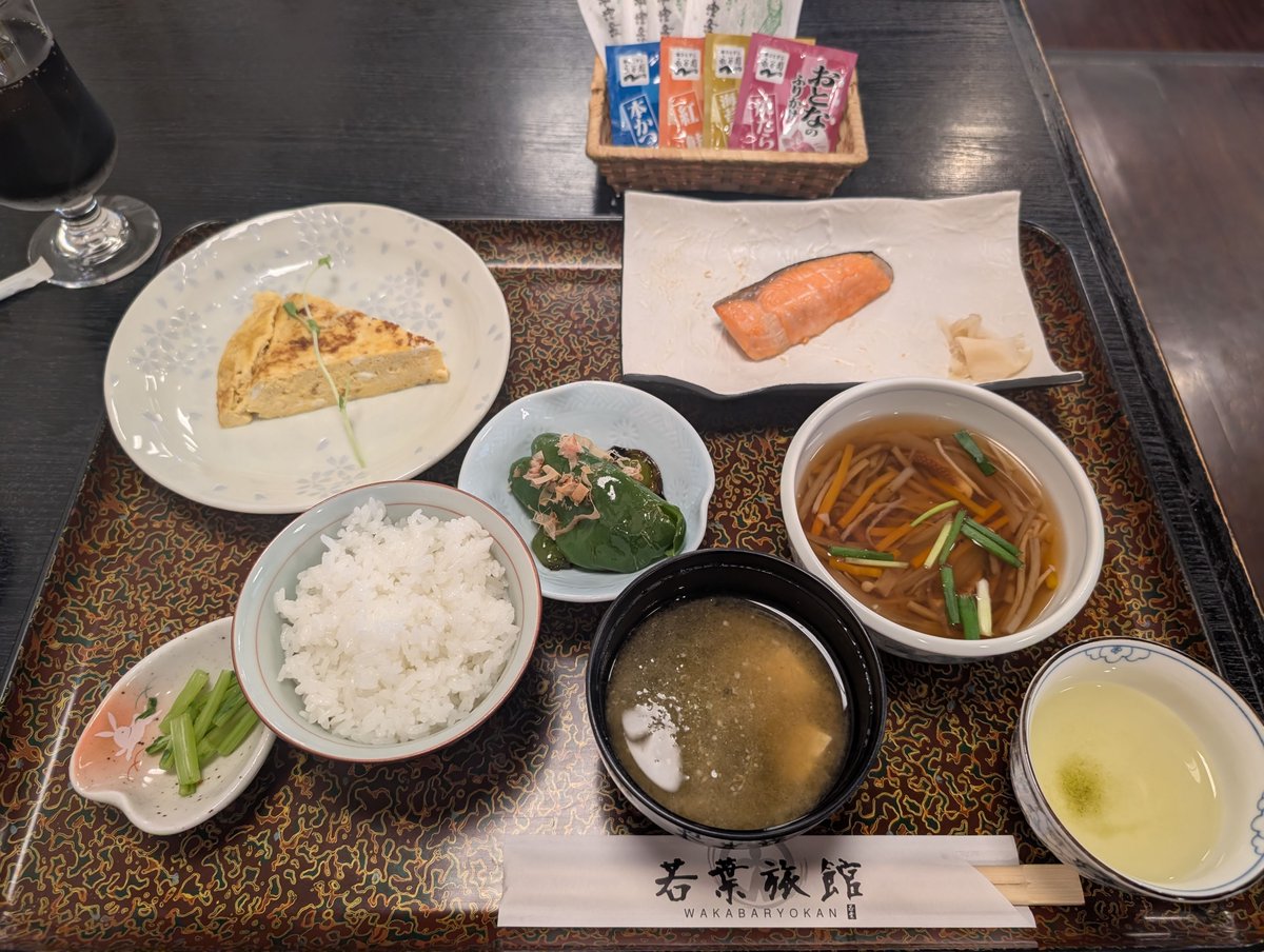 kCDR0sMOoEiPNm5's tweet photo. 酒田市　若葉旅館

連休旅3泊目は新潟を海沿いに北上、笹川流れ、由良海岸を経由して酒田市中心部のこちらの宿へ

温泉ではないものの大浴場有り、日本海の魚介が並ぶ2食付き、綺麗なユニットバス・トイレ有りの部屋で山居倉庫まで徒歩数分の立地、連休真っ最中に12,000円は大変お得でした https://t.co/8CDwXKERtq