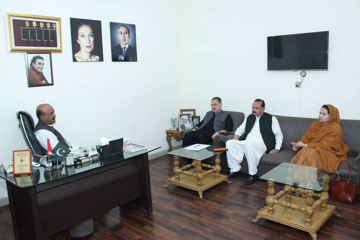 BishiBasharat's tweet photo. اسلام آباد: پاکستان پیپلزپارٹی کے مرکزی، صوبائی اور علاقائی سیکرٹریزِ اطلاعات کی اہم ملاقات

پاکستان پیپلزپارٹی کے سیکرٹری اطلاعات ندیم افضل چن، سیکرٹری اطلاعات سندھ شرجیل انعام میمن، سیکرٹری اطلاعات آزادکشمیر سردار جاوید ایوب اور سیکرٹری اطلاعات گلگت بلتستان سعدیہ دانش کی اہم ملاقات۔

ملاقات میں پارٹی کے مؤثر ابلاغ، باہمی رابطوں، سیاسی و تنظیمی امور اور عوام تک پارٹی کا پیغام مزید مؤثر انداز میں پہنچانے کے حوالے سے تبادلہ خیال کیا گیا
@NadeemAfzalChan
@sharjeelinam 
@DanishSadia