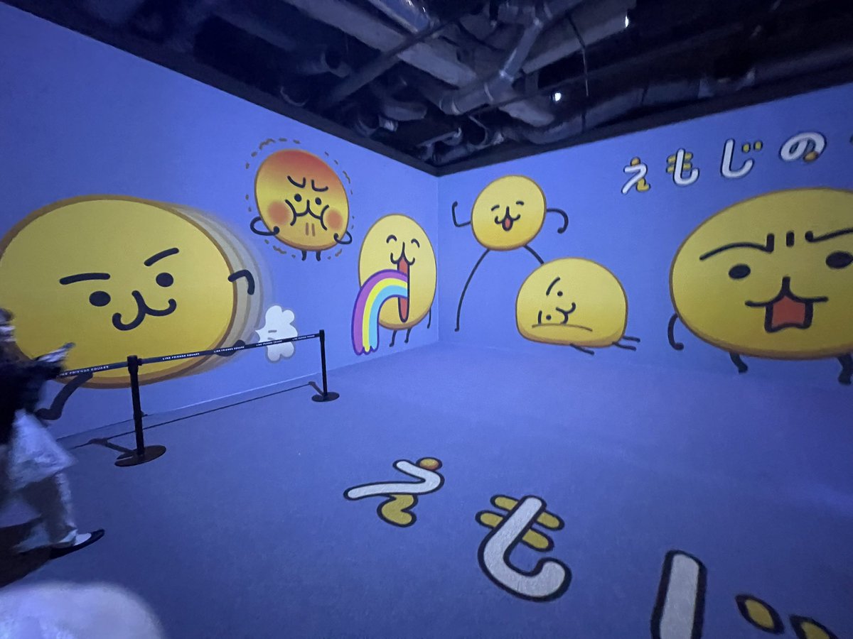 kakinoko5656's tweet photo. 地下のえもちゃんフロア、センター張ってるのが怪訝えもちゃんなことにジワってる🤣
ホニャちゃんでもなくノーマルえもちゃんでもなく、どどーーーーん！！と怪訝🤣
可愛すぎてたまらない🥰 https://t.co/PkWBrBTkS6