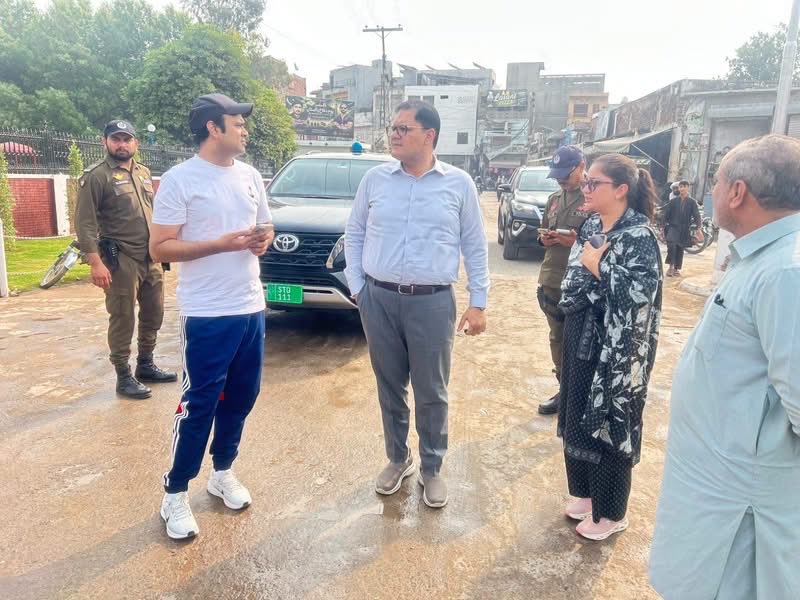 BilalAmin_Bajwa's tweet photo. ایک درخوست پر @DC_Sialkot اویس مشتاق صاحب آج چونڈہ میں موجود، یہ اس بات کی مثال ہے کہ پاکستان میں بیوروکریسی آج بھی ڈیلیوری موڈ میں ہے، جبکہ سیاسی نظام کو ری سیٹ کرنے کی اشد ضرورت ہے۔ @MohsinnaqviC42 
@CS_Punjab 
@GovtofPunjabPK 
@GovtofPakistan 
ایسے افسر پاکستان کا سرمایہ ہیں۔ https://t.co/l5vr4fQt0k