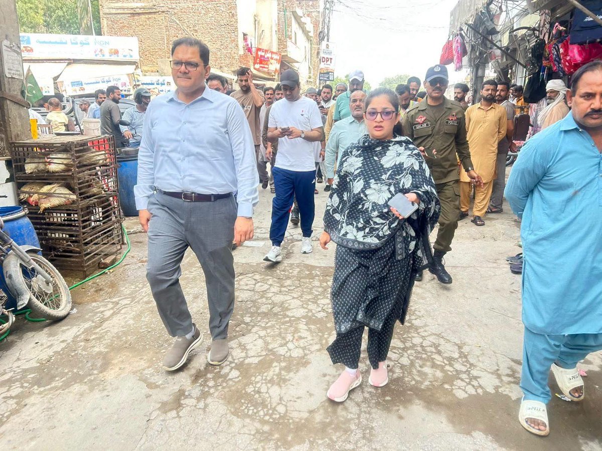 BilalAmin_Bajwa's tweet photo. ایک درخوست پر @DC_Sialkot اویس مشتاق صاحب آج چونڈہ میں موجود، یہ اس بات کی مثال ہے کہ پاکستان میں بیوروکریسی آج بھی ڈیلیوری موڈ میں ہے، جبکہ سیاسی نظام کو ری سیٹ کرنے کی اشد ضرورت ہے۔ @MohsinnaqviC42 
@CS_Punjab 
@GovtofPunjabPK 
@GovtofPakistan 
ایسے افسر پاکستان کا سرمایہ ہیں۔ https://t.co/l5vr4fQt0k