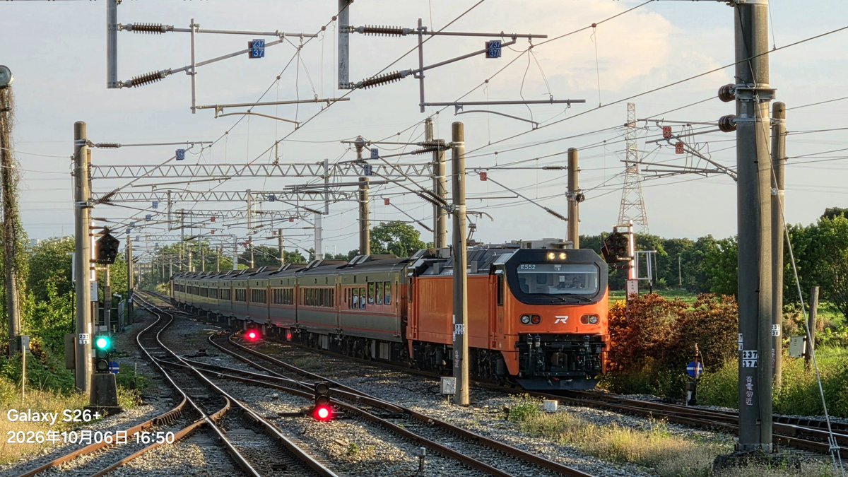 agrs0412's tweet photo. 2026.10.6
社頭
新自強194次 EMU3000 第34編成
自強134次     E552+E505
莒光554次    E537+客車*10B
今天來社頭試試看新的拍攝點，之前有聽說這裡不太容易被擋加上背景不會太複雜，果然拍起來效果不錯
#台湾 #鉄道 #特急 #客車列車 #E500 https://t.co/ZJJ7VKzUHV