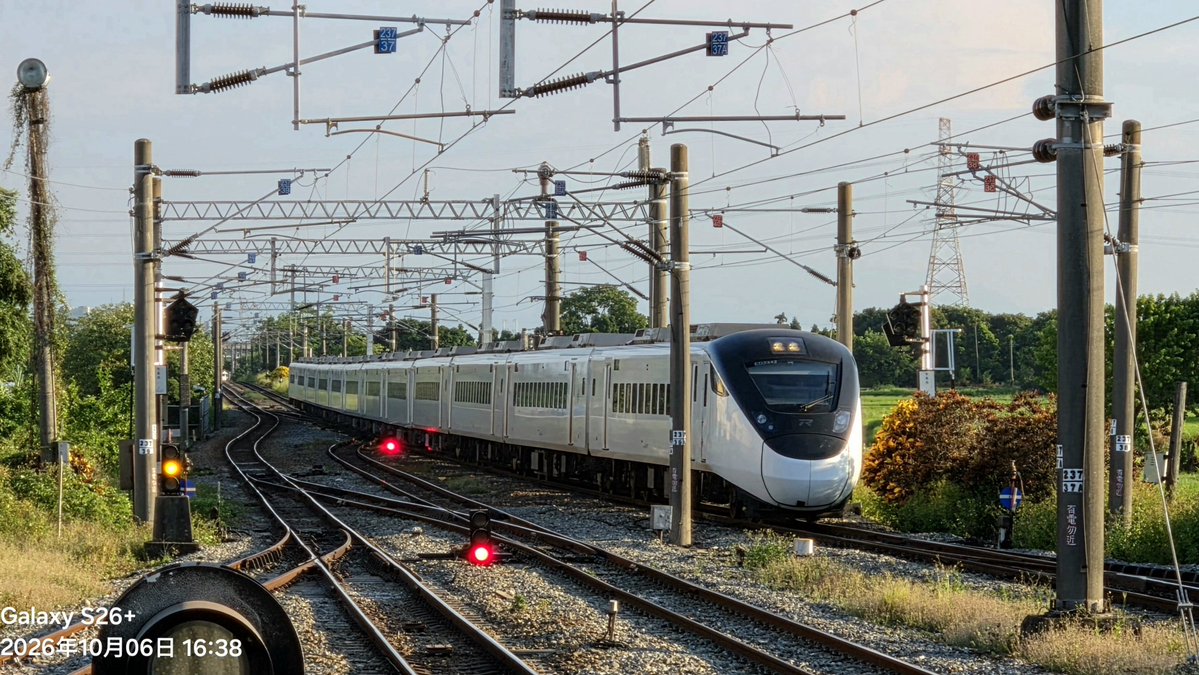 agrs0412's tweet photo. 2026.10.6
社頭
新自強194次 EMU3000 第34編成
自強134次     E552+E505
莒光554次    E537+客車*10B
今天來社頭試試看新的拍攝點，之前有聽說這裡不太容易被擋加上背景不會太複雜，果然拍起來效果不錯
#台湾 #鉄道 #特急 #客車列車 #E500 https://t.co/ZJJ7VKzUHV
