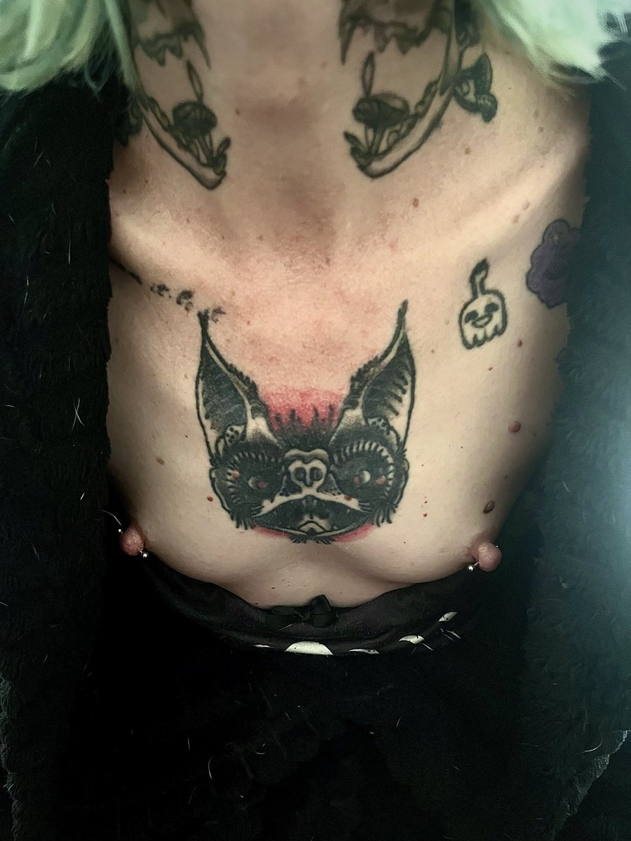 JustBlake777's tweet photo. These little goth girl titties love the attention…🖤

#tittytuesday #smallboobs #piercing #gothgirl #tattoos https://t.co/6YQHFzLiTC