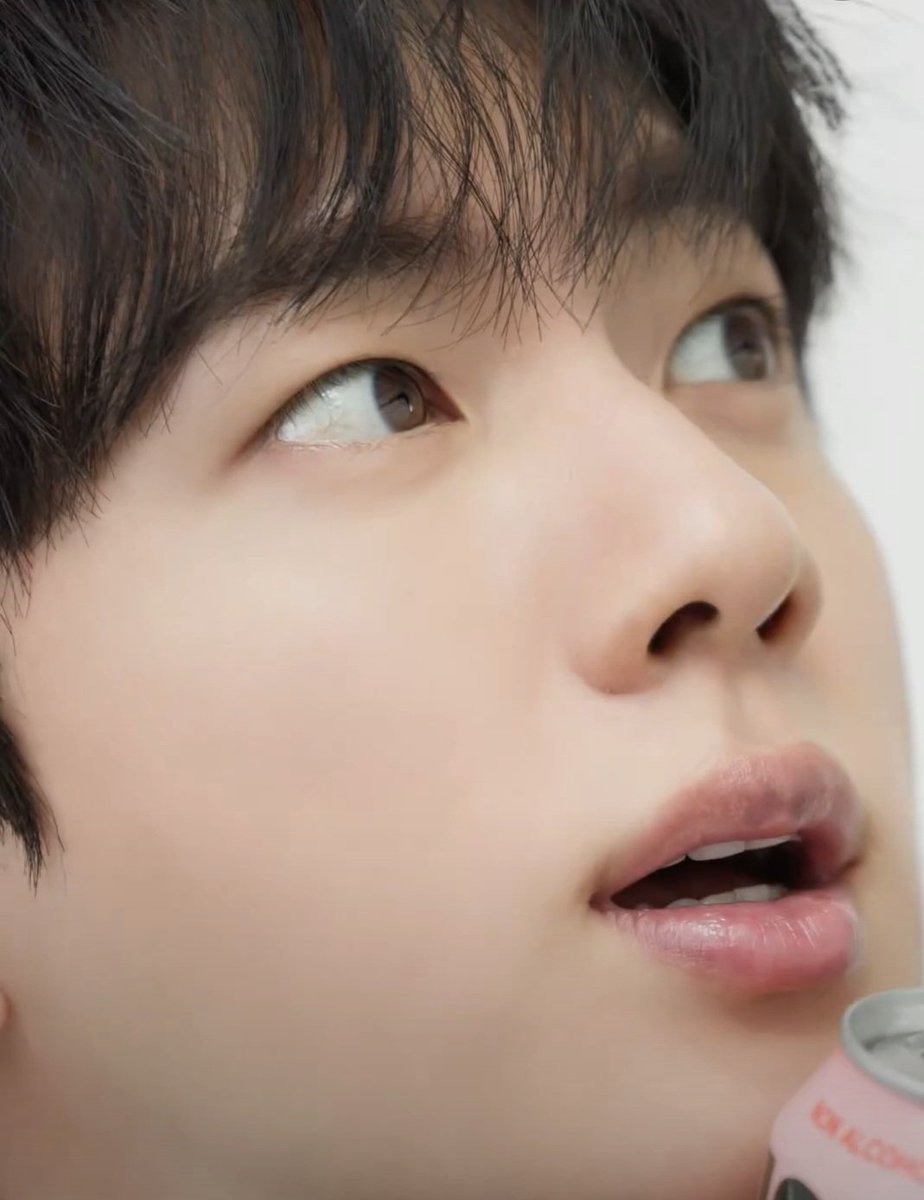 so240bhs's tweet photo. 눈 마주치자마자 심장 멎는 줄... 🫀💥 이렇게 대충 캡쳐해도 갓벽하면 반칙이지 😭💖 우리 말랑콩떡 인간복숭아 상큼함에 오늘도 기절 🍑

​JIN FOR IGIN
IGIN WHERE SMILES BEGIN
#IGINbyJin #IGIN #아이긴논알콜
#방탄소년단진 #JIN #진 https://t.co/1NszG392hU