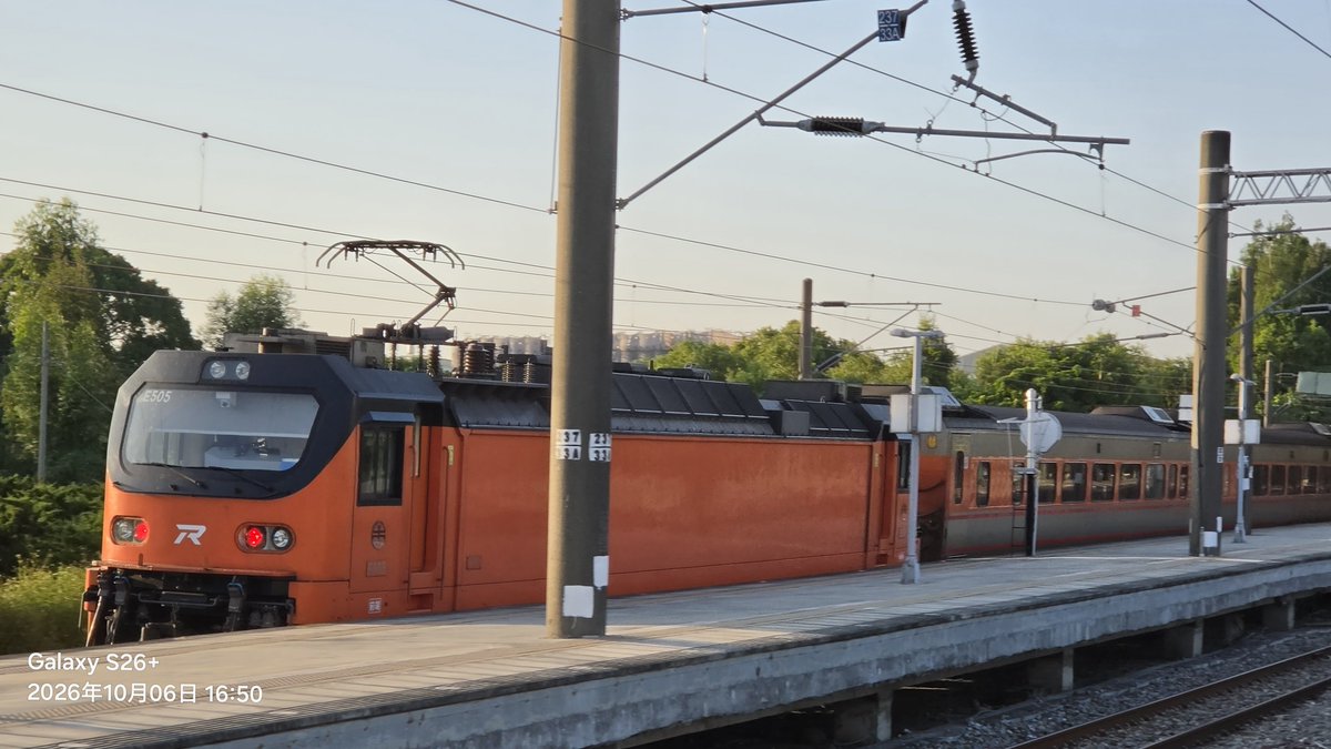 agrs0412's tweet photo. 2026.10.6
社頭
新自強194次 EMU3000 第34編成
自強134次     E552+E505
莒光554次    E537+客車*10B
今天來社頭試試看新的拍攝點，之前有聽說這裡不太容易被擋加上背景不會太複雜，果然拍起來效果不錯
#台湾 #鉄道 #特急 #客車列車 #E500 https://t.co/ZJJ7VKzUHV
