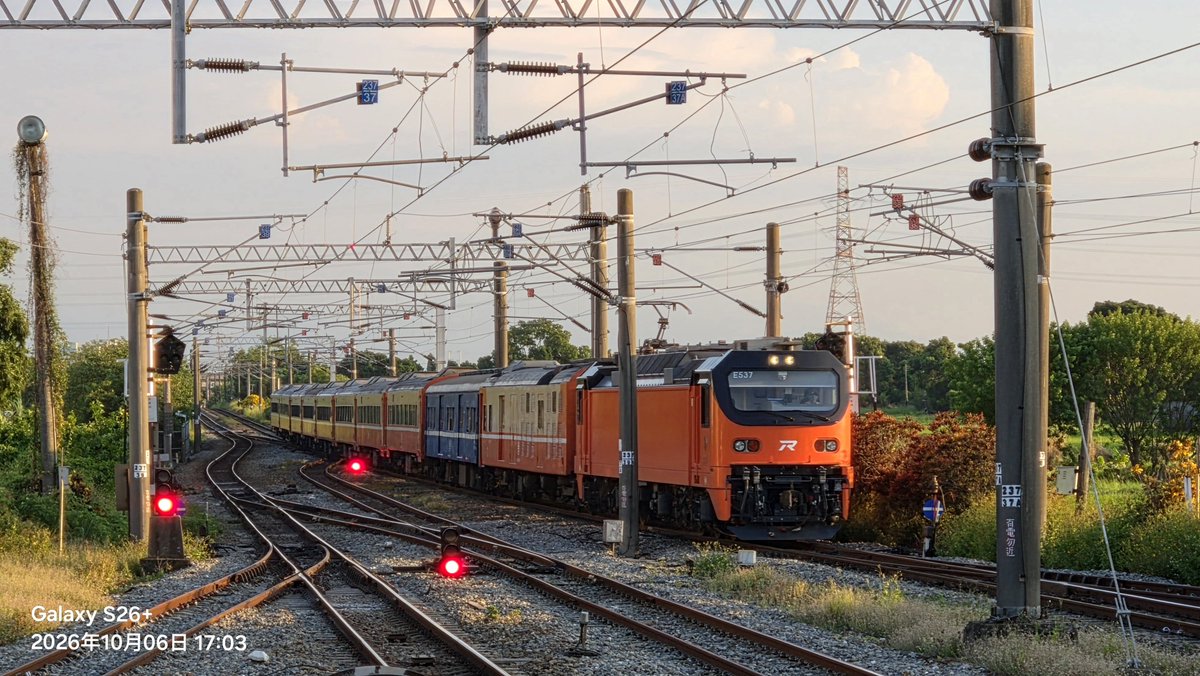 agrs0412's tweet photo. 2026.10.6
社頭
新自強194次 EMU3000 第34編成
自強134次     E552+E505
莒光554次    E537+客車*10B
今天來社頭試試看新的拍攝點，之前有聽說這裡不太容易被擋加上背景不會太複雜，果然拍起來效果不錯
#台湾 #鉄道 #特急 #客車列車 #E500 https://t.co/ZJJ7VKzUHV