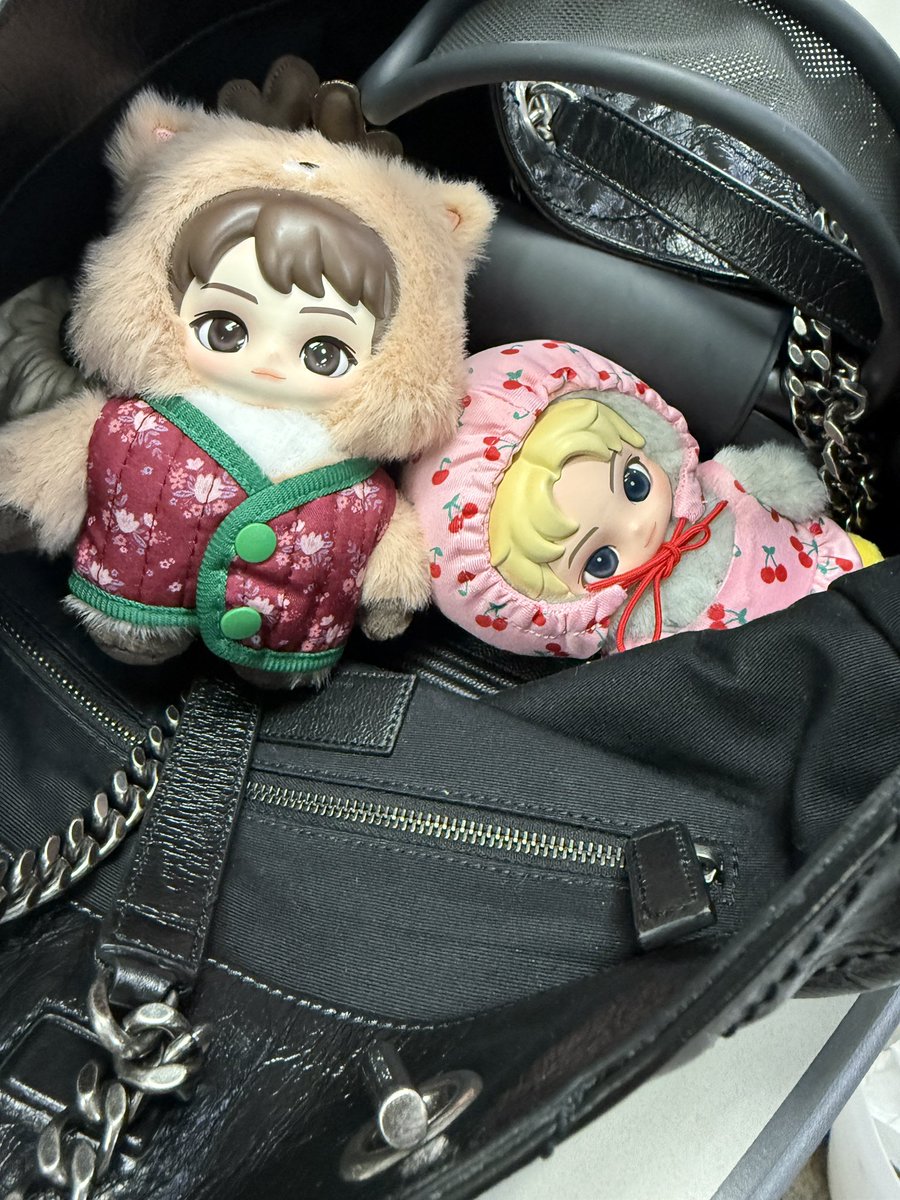 poomg94's tweet photo. @bbinpu_ 용돌이랑 락밤이 바리바리 싸들고 와서 아직도 회사에 있는 나 어떤데? 🫠 https://t.co/hJveyq0QBG