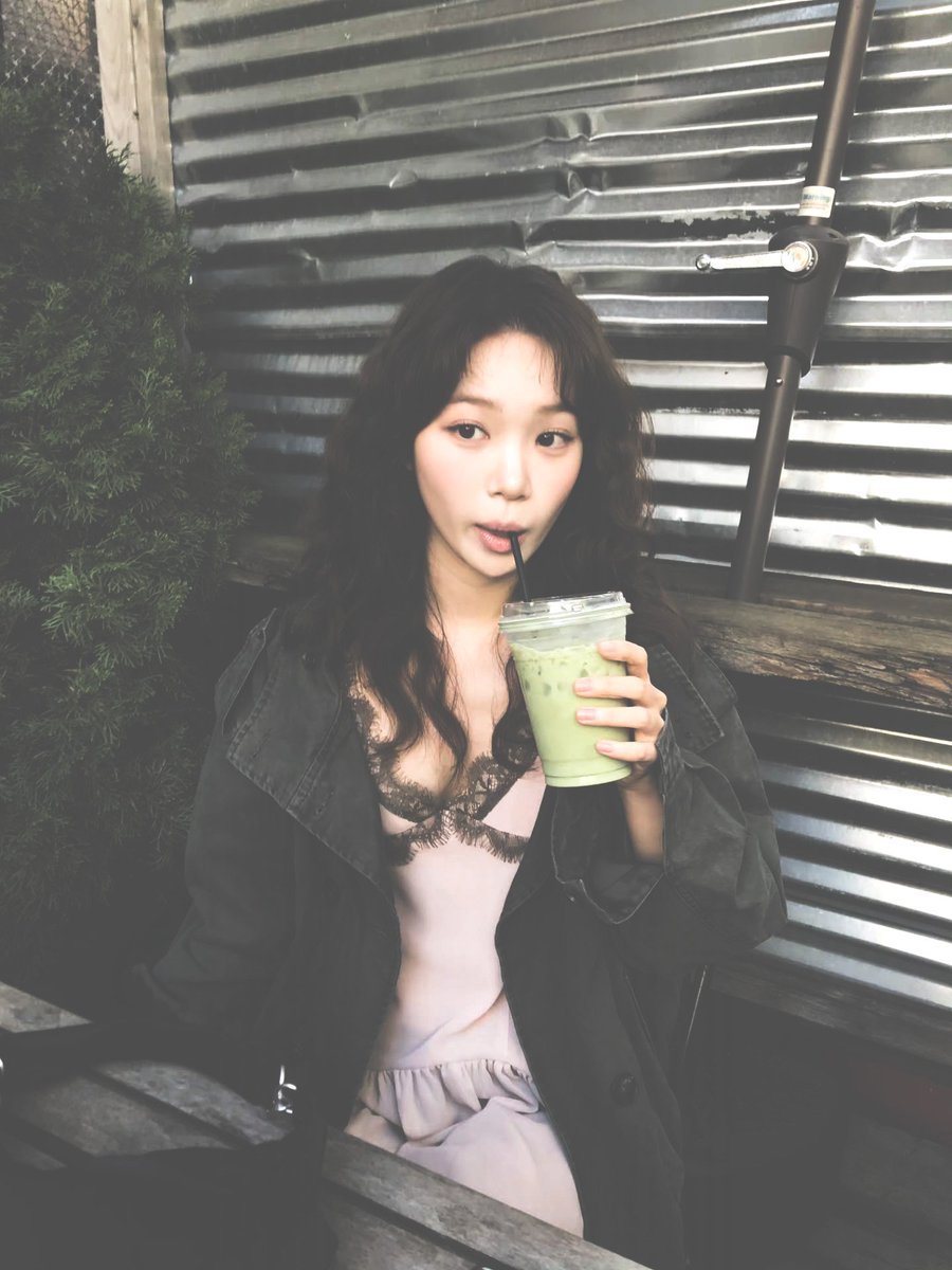 Chaewoneei's tweet photo. matcha  is  always  a  good  idea  no  matter  the  time  or  day. https://t.co/u88b7BVntT