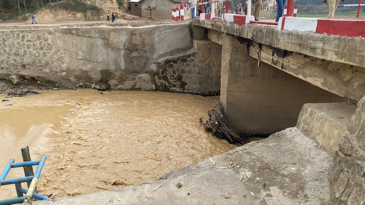 Muzungu4's tweet photo. Ikigo @MeteoRwanda giherutse gutangaza ko mu #Rwanda hagiye kugwa imvura idasanzwe muri aya mezi, ngo ku buryo ishobora kugera kuri milimetero 1,000🙆🏿‍♂️. Ubusanzwe muri aya mezi, ngo hagwa imvura iri hagati ya milimetero 279 na 962. Buri gihe iyo Meteo iteguje imvura nyinshi, mpita ntekereza umugezi wa #Sebeya n’amahano wakoze mu Karere ka @RubavuDistrict muri 2023👉 https://t.co/763UwbnSVE. Ibi byatumye nsura uduce twa Mahoko no ku Nyundo dukunze kwibasirwa n’umugezi wa Sebeya mu gihe cy’imvura nyinshi. Nabonye Leta yaragerageje kubaka inkuta ndende zo gutangira amazi, ndetse n’inzira zayo ziragurwa. Reka turebe niba cya Sebeya kizongera kuzana ya mahane yacyo. Hagati aho, mwibuke kuzirika ibisenge by’inzu zanyu, hanyuma ubuyobozi na bwo bufashe kwimura abaturage batuye ahantu hashobora gushyira ubuzima bwabo mu kaga. #TwirindeIbiza