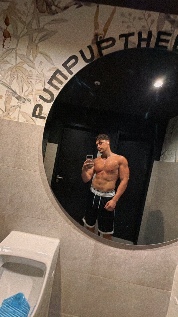 MasterJoos69's tweet photo. raining’s over. Now it’s your turn to work for me! 😈💸 #master #cashmaster #findom #paypig #alpha #payme #feet https://t.co/juWXASXBjg