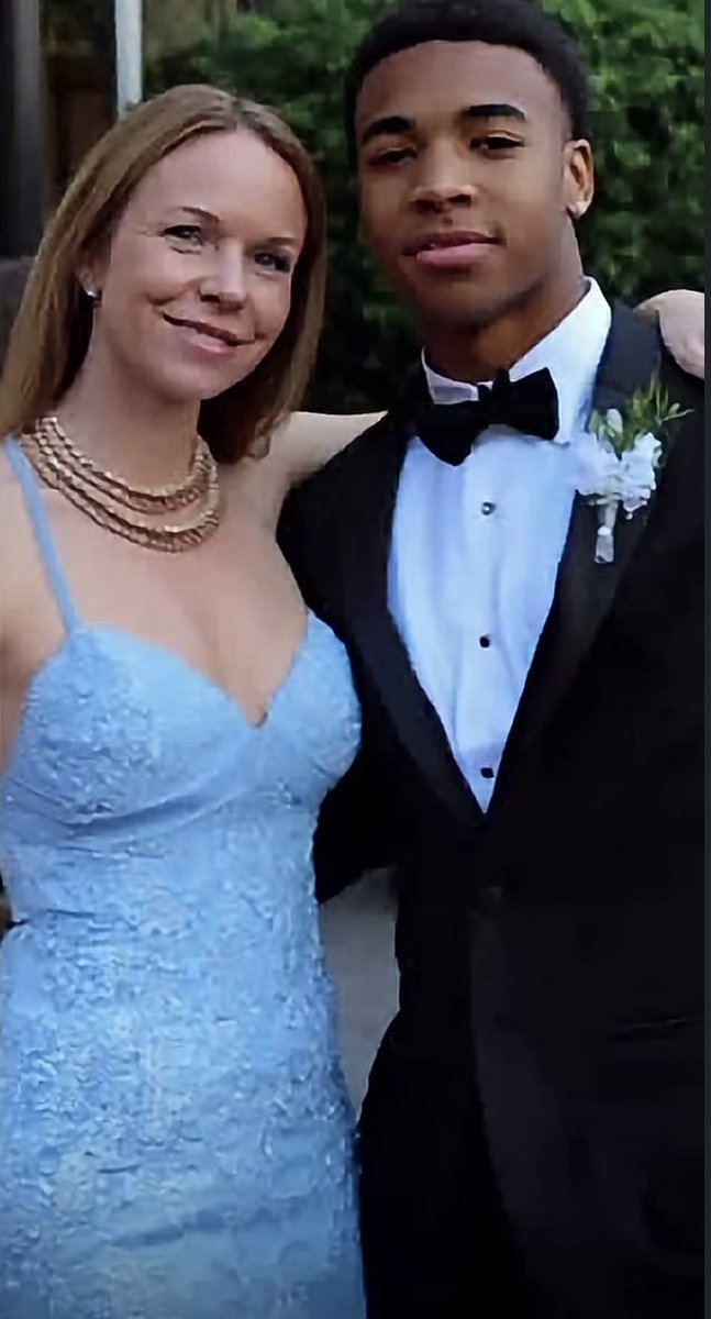 metrofive5's tweet photo. She got pregnant with him in high school. His bio dad bailed the same day she told him.
She missed her prom to take care of her son. Today that same son asked her to prom and gave her back the night she gave up for him😭🩵🫂 https://t.co/GHA1RDaC68