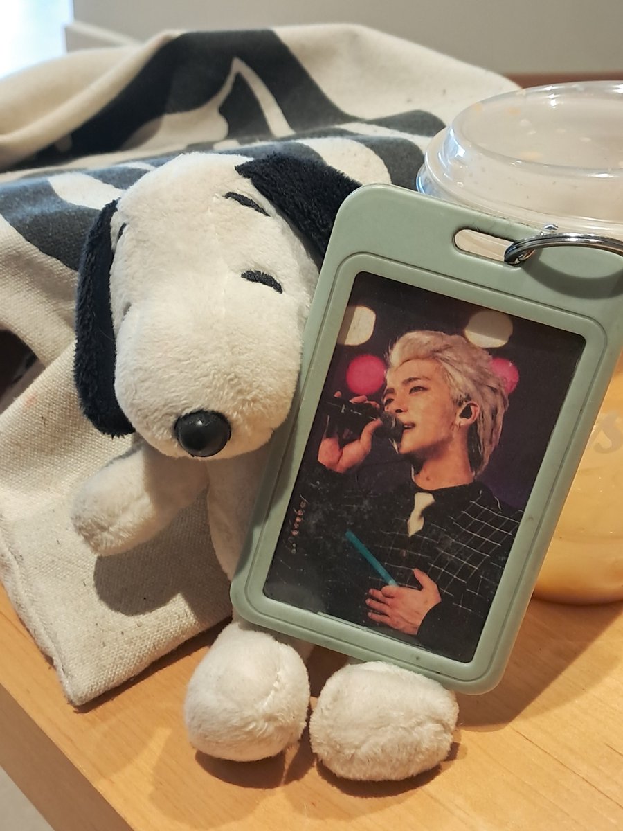 jjongbluess's tweet photo. son las 3 am… estaba viendo unas fotitos y me encontré con esta, estoy extrañando a jonghyun u.u https://t.co/CihYiYGN6P