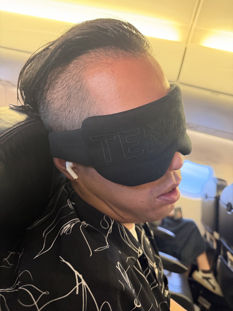 GESU20's tweet photo. 飛行機の隣の席エバースのでかい方だ
狭ぇ〜 https://t.co/KAVqFZHXX6