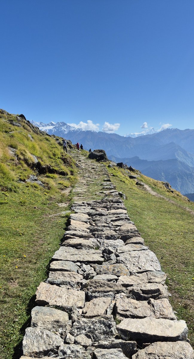 pastanotfound's tweet photo. The trail of heaven ⛰️✨️ https://t.co/g3IOiKJZP5
