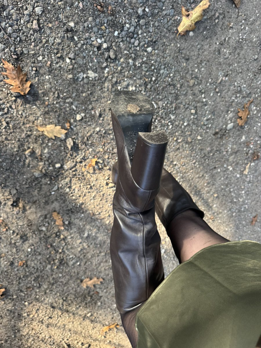 LuxuryPrinces's tweet photo. Clean my soles, now! Start licking your screen. When you’re ready, report in my dm 💸 Playtime 🫰🏻

With open wallet of course ✨ https://t.co/DmBAIciNDz