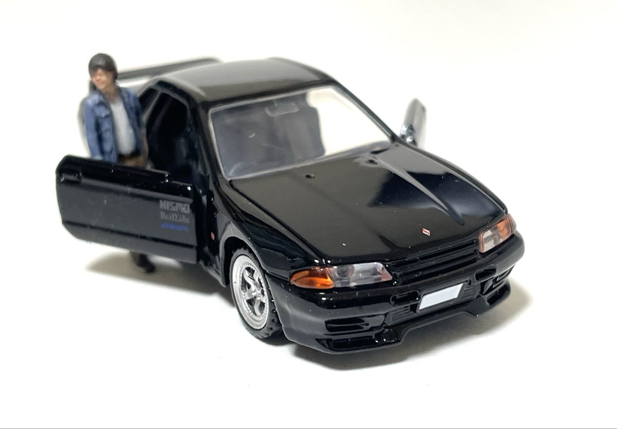 Rice_Blue2000's tweet photo. トミカ プレミアム アンリミテッドの
頭文字D 日産スカイライン GT-R（BNR32）
中里毅

ヘッドライト横のオレンジコーナーやリアガラスの電熱線、写真だと分かりにくいですが助手席のシートが黒とグレーの2色カラーなど細部までこだわってますね♪

#ミニカー 
#トミカ https://t.co/At1XdKcLN7