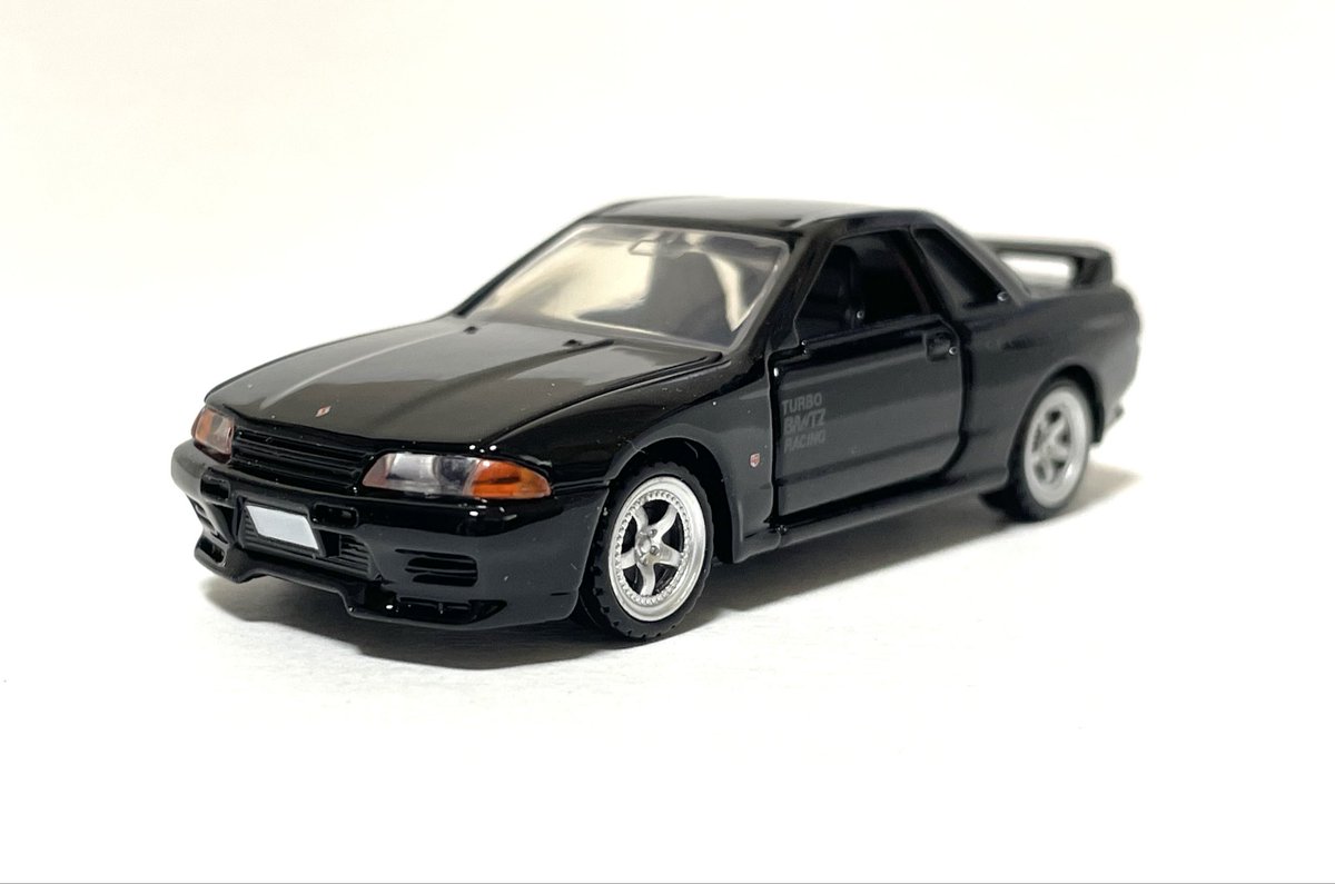 Rice_Blue2000's tweet photo. トミカ プレミアム アンリミテッドの
頭文字D 日産スカイライン GT-R（BNR32）
中里毅

ヘッドライト横のオレンジコーナーやリアガラスの電熱線、写真だと分かりにくいですが助手席のシートが黒とグレーの2色カラーなど細部までこだわってますね♪

#ミニカー 
#トミカ https://t.co/At1XdKcLN7