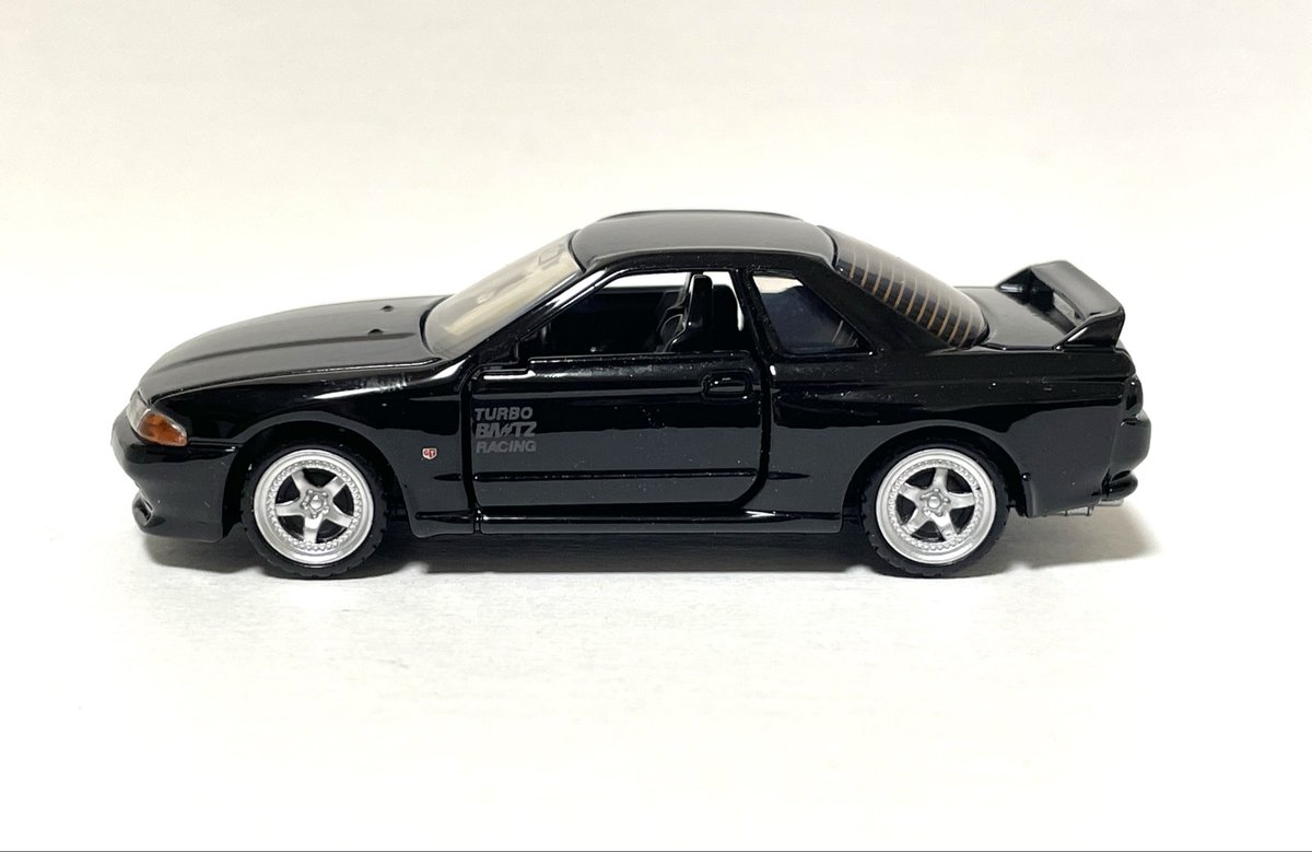 Rice_Blue2000's tweet photo. トミカ プレミアム アンリミテッドの
頭文字D 日産スカイライン GT-R（BNR32）
中里毅

ヘッドライト横のオレンジコーナーやリアガラスの電熱線、写真だと分かりにくいですが助手席のシートが黒とグレーの2色カラーなど細部までこだわってますね♪

#ミニカー 
#トミカ https://t.co/At1XdKcLN7