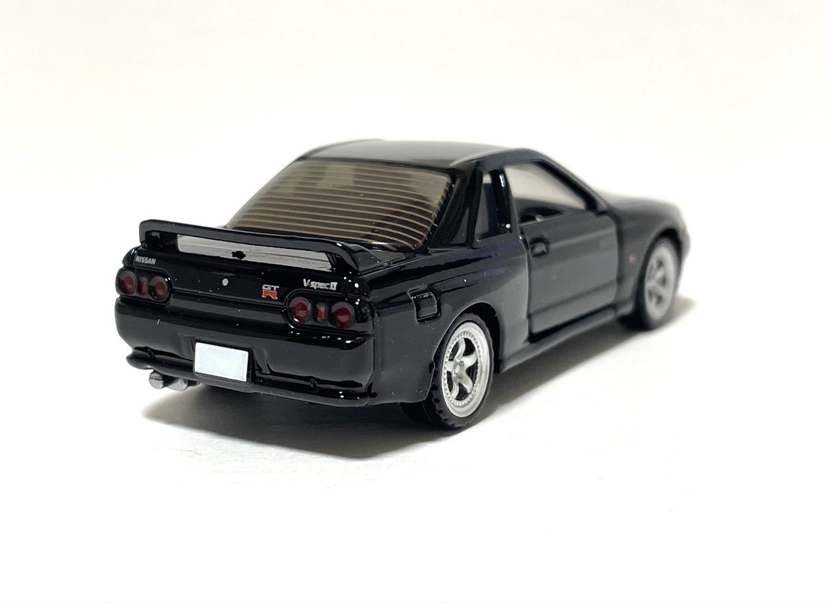 Rice_Blue2000's tweet photo. トミカ プレミアム アンリミテッドの
頭文字D 日産スカイライン GT-R（BNR32）
中里毅

ヘッドライト横のオレンジコーナーやリアガラスの電熱線、写真だと分かりにくいですが助手席のシートが黒とグレーの2色カラーなど細部までこだわってますね♪

#ミニカー 
#トミカ https://t.co/At1XdKcLN7