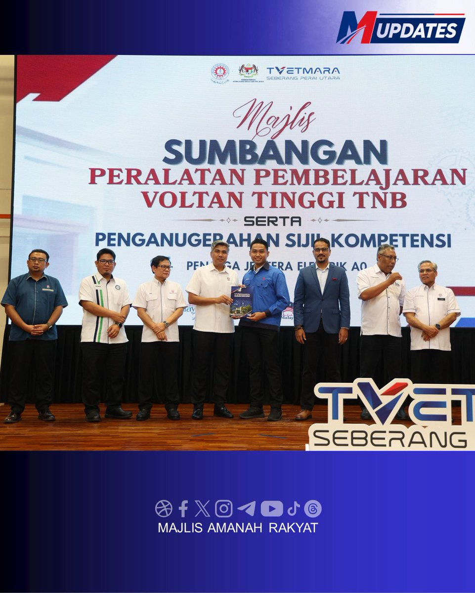 maragov's tweet photo. 𝗦𝗘𝗕𝗘𝗥𝗔𝗡𝗚 𝗣𝗘𝗥𝗔𝗜, 𝟲 𝗢𝗸𝘁𝗼𝗯𝗲𝗿 𝟮𝟬𝟮𝟲 – Daripada nadi voltan tinggi yang menggerakkan kerangka industri negara hingga ke inovasi solar yang menerangi masa hadapan hijau, transformasi landskap tenaga hari ini menuntut keupayaan modal insan yang bukan sekadar celik teknologi, malah berdaya saing, kompeten, dan berintegriti tinggi dalam aspek keselamatan.

Keperluan itu menjadi antara fokus TVETMARA Seberang Perai Utara (TVETSPU) dalam memperkukuh latihan berasaskan industri melalui hubungan strategik bersama pemain industri dan badan pensijilan profesional. Usaha tersebut diperkasakan menerusi sumbangan tiga unit Switchgear 11kV oleh Unit Procurement & Supply Chain, TNB untuk kegunaan pembelajaran dan latihan voltan tinggi. 

Penggunaan peralatan sebenar dalam latihan memberi ruang kepada pelajar memahami kefungsian sistem, menguasai prosedur kerja serta membudayakan aspek keselamatan elektrik. Pada masa sama, kemudahan berkenaan berupaya meningkatkan kualiti latihan amali dan pembangunan kepakaran tenaga pengajar dalam teknologi serta sistem voltan tinggi. 

Hubungan MARA dan TNB turut berkembang daripada perkongsian teknologi kepada pembangunan kompetensi warga industri. Melalui kerjasama dengan TNB Integrated Learning Solution Sdn. Bhd. (ILSAS), TVETMARA SPU melaksanakan Program Kompetensi Penjaga Jentera Elektrik Kategori A0 khusus untuk pekerja TNB. Keupayaan TVETMARA SPU tidak terhenti pada bidang elektrik konvensional. Perkembangan industri ke arah tenaga lebih mampan turut diterjemahkan melalui latihan Grid-Connected Photovoltaic (GCPV) SEDA yang memberi pendedahan kepada aspek teknikal, kemahiran praktikal, piawaian keselamatan serta pemasangan dan penyelenggaraan sistem solar fotovolta. 

Hadir merasmikan program tersebut, YBhg. Encik Zahari Aziz, Timbalan Ketua Pengarah (Pendidikan) MARA yang turut menyaksikan gimik penyerahan peralatan pembelajaran voltan tinggi TNB serta menyampaikan Sijil Kompetensi Penjaga Jentera Elektrik A0 TNB dan GCPV SEDA kepada para penerima.

Beliau turut mengadakan lawatan ke Hi-Volt Academy TVMSPU sebagai sebahagian daripada pengisian program bagi melihat kemudahan latihan yang menyokong pembangunan kompetensi dalam bidang elektrik dan voltan tinggi.
Kerjasama ini membuka ruang lebih luas untuk MARA dan rakan strategik industri memperkukuh pembangunan bakat melalui perkongsian kepakaran, peningkatan kemahiran tenaga pengajar, pensijilan profesional dan pemindahan teknologi. Pada masa sama, laluan peningkatan kompetensi kepada warga industri dapat diperluas melalui program pendidikan dan latihan yang disesuaikan dengan keperluan semasa. 

Daripada peralatan industri di bengkel kepada kompetensi profesional di tempat kerja dan teknologi hijau untuk masa hadapan, TVET MARA membina rantaian pembangunan bakat yang menghubungkan pendidikan dengan realiti industri.

#WeAreGenMARA #MerakyatkanMARA #AkuKasihMalaysia #HidupBiarBerjasa
#MalaysiaMadani #UnifiedEntity #60TahunMARA #MenjunjungAmanah
