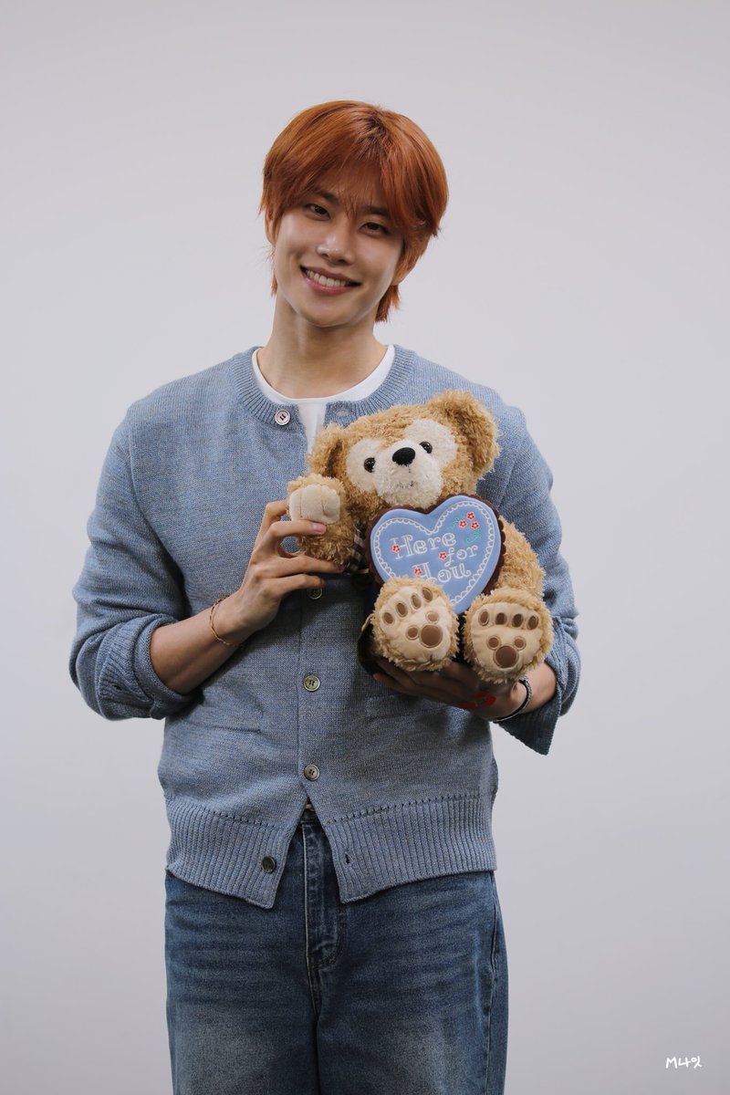 astroha0305's tweet photo. 261003 후즈팬 대면

곰돌이보다 더 곰돌이 같은 사람이 누구게🐻🧡

#엠제이 #MJ #김명준 #아스트로 #ASTRO https://t.co/JxxJ4m1VVg