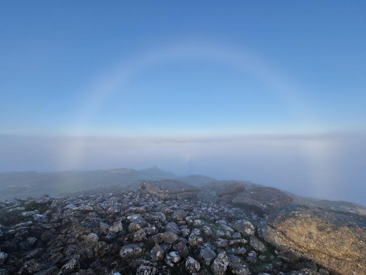 James_Woodin's tweet photo. A beautiful fogbow above the clouds on Dartmoor at 476m above sea level this morning 😍 https://t.co/GouRSyQOtI