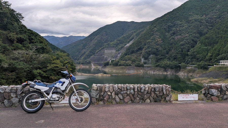 kuni4z's tweet photo. Fタイヤ、シンコーSR244の皮むきで林道舗装路ツーリングです！有間ダム→正丸峠→林道苅場線→八徳の一本桜→２９９号お帰りコース～ https://t.co/3a8viQIVTj
