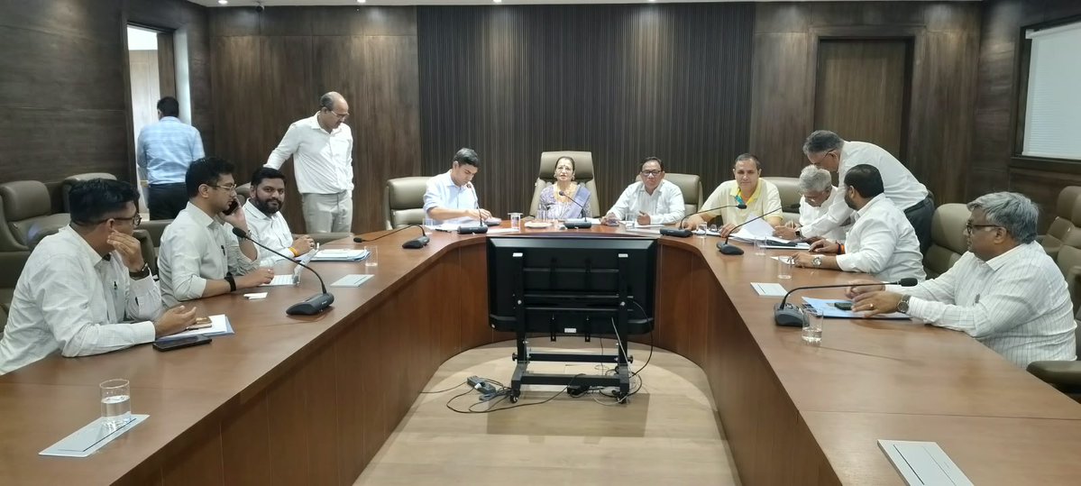 MunCorpGurugram's tweet photo. गुरुग्राम की सफाई व्यवस्था को मिलेगी नई ताकत!

स्वच्छता एवं कचरा प्रबंधन से जुड़े 9 कार्यों को एफएंडसीसी की मंजूरी

मेयर श्रीमती राजरानी मल्होत्रा की अध्यक्षता में हुई एफएंडसीसी की 10वीं बैठक में शहर की सफाई व्यवस्था को मजबूत करने के लिए महत्वपूर्ण फैसले लिए गए।

मुख्य फैसले:

सभी 6 जोन में अतिरिक्त मानवबल, ट्रैक्टर-ट्रॉली एवं जेसीबी

500 TPD C&D Waste का डोर-टू-डोर कलेक्शन

दैनिक कचरा प्रोसेसिंग के लिए 4 नए सिविल इंफ्रास्ट्रक्चर शेड

मैकेनिकल रोड स्वीपिंग मशीनों का संचालन एवं रखरखाव

कुल स्वीकृत राशि: ₹47.26 करोड़ 

संसाधन बढ़ेंगे | सफाई मजबूत होगी | गुरुग्राम और स्वच्छ बनेगा

#MCG #Gurugram #SwachhGurugram #CleanGurugram #Sanitation #WasteManagement #CDWaste #RoadSweeping #FCCC #SwachhBharat

@MoHUA_India @YTKDIndia @SwachhBharatGov @SwachhBharat @MoHUA_India @MoJSDDWS @cmohry @NayabSainiBJP @Rao_InderjitS @VipulGoelBJP @csharyana @DiprHaryana @PradeepIAS_HR @OfficialGMDA @CPCB_OFFICIAL @CAQM_Official