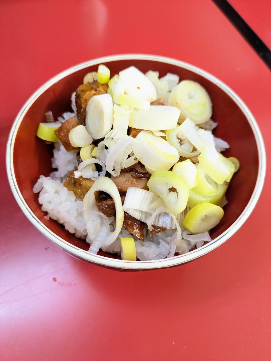 funazo's tweet photo. ラーメン富士丸東浦和店
週間限定 炙りチーズボロネーゼ
(麺半分、ニンニク、ちょいアブラ、タバスコ)
ミニ純ブタ丼

ボロネーゼと赤は単体で食べても美味しいし混ぜてもバランスよい！アルデンテな麺にとても合っていた。チーズもよい香り、ビバ食欲の秋🍁
今日もごちそうさまでした🍜✨️ https://t.co/WrvZV7cKAn
