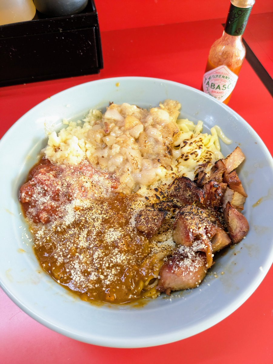 funazo's tweet photo. ラーメン富士丸東浦和店
週間限定 炙りチーズボロネーゼ
(麺半分、ニンニク、ちょいアブラ、タバスコ)
ミニ純ブタ丼

ボロネーゼと赤は単体で食べても美味しいし混ぜてもバランスよい！アルデンテな麺にとても合っていた。チーズもよい香り、ビバ食欲の秋🍁
今日もごちそうさまでした🍜✨️ https://t.co/WrvZV7cKAn