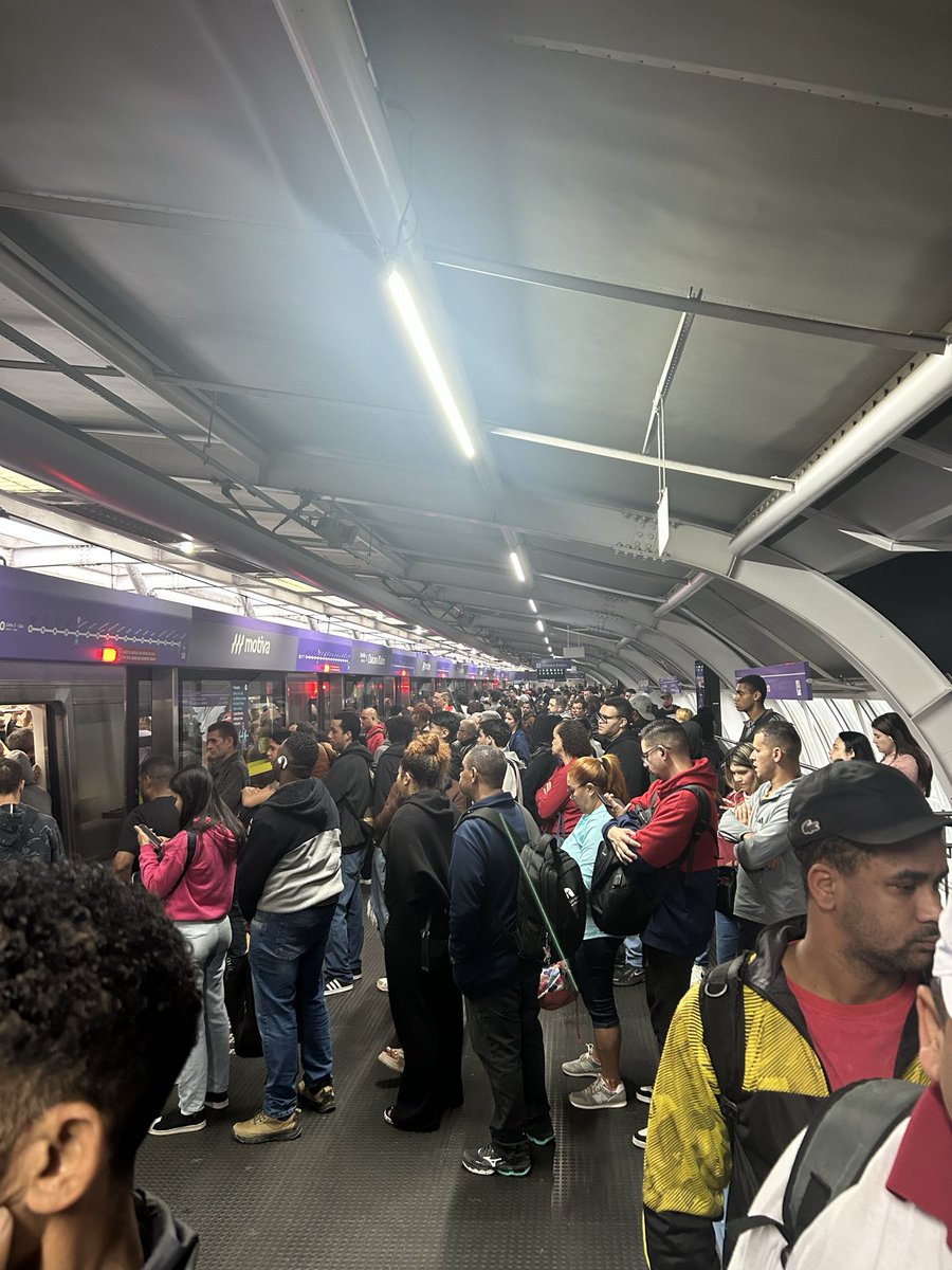 ticoAlmeida90's tweet photo. @bomdiasaop Mais um dia de transtorno na linha 5 lilás!!! 
Enquanto a população não tiver consciência de classe, vai continuar assim! https://t.co/ZTiueiG1vj