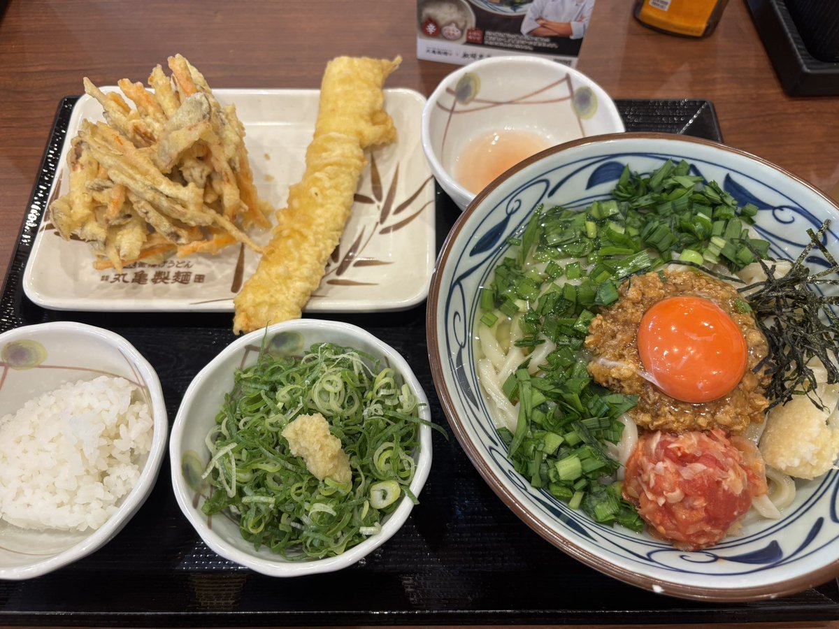 DA_unoff's tweet photo. 新作‼️肉辛まぜうどん

スパイス🫚の効いた特製ミンチに卵黄が絡みまろやか

辛味を引き立てるニラとニンニク🧄

さっぱりとしたガリとトマト🍅

シメは一口ごはんを投入しリゾット風に🇮🇹

まさに松岡懐石🍱
ハズレはありません

#八戸市
#丸亀製麺
#松岡昌宏 https://t.co/sBmduDFSGO