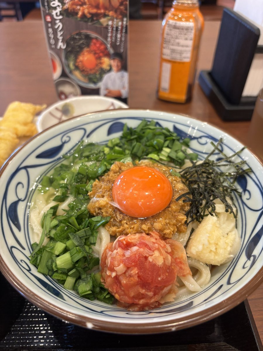 DA_unoff's tweet photo. 新作‼️肉辛まぜうどん

スパイス🫚の効いた特製ミンチに卵黄が絡みまろやか

辛味を引き立てるニラとニンニク🧄

さっぱりとしたガリとトマト🍅

シメは一口ごはんを投入しリゾット風に🇮🇹

まさに松岡懐石🍱
ハズレはありません

#八戸市
#丸亀製麺
#松岡昌宏 https://t.co/sBmduDFSGO