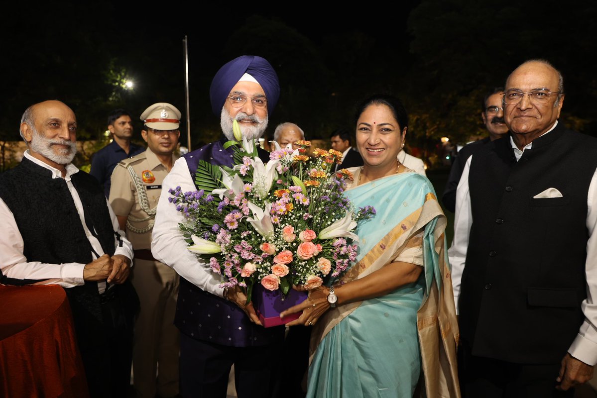 LokNiwasDelhi's tweet photo. दिल्ली के माननीय उपराज्यपाल सरदार तरनजीत सिंह संधू ने कल शाम @LokNiwasDelhi में माननीय मुख्यमंत्री श्रीमती @gupta_rekha जी के साथ उद्योग जगत के प्रमुख प्रतिनिधियों के साथ संवाद किया। इस दौरान दिल्ली में निवेश की संभावनाओं और विस्तार के अवसरों पर चर्चा हुई।

उन्होंने कहा कि दिल्ली की रणनीतिक स्थिति, मजबूत infrastructure और skilled workforce इसे green, sustainable और future-ready enterprises के लिए एक बेहतर destination बनाते हैं।

एक समृद्ध और विकसित #ViksitDilli के निर्माण के लिए उद्योग जगत के सुझाव, सहयोग और partnership महत्वपूर्ण हैं।
