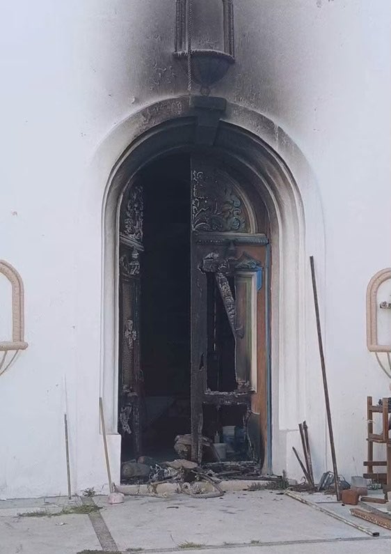 LuisCardenasMx's tweet photo. 🚨 Incendian iglesia en León; investigan posible ataque intencional

La Iglesia del Señor de los Remedios, ubicada en La Laborcita, León, Guanajuato, fue incendiada en un hecho denunciado en redes sociales como un presunto ataque intencional.

El secretario de Gobierno estatal, Jorge Jiménez Lona, informó que autoridades ya están en contacto con representantes eclesiásticos y darán seguimiento al caso para esclarecer lo ocurrido y determinar responsabilidades.

Información @OpinionBajio