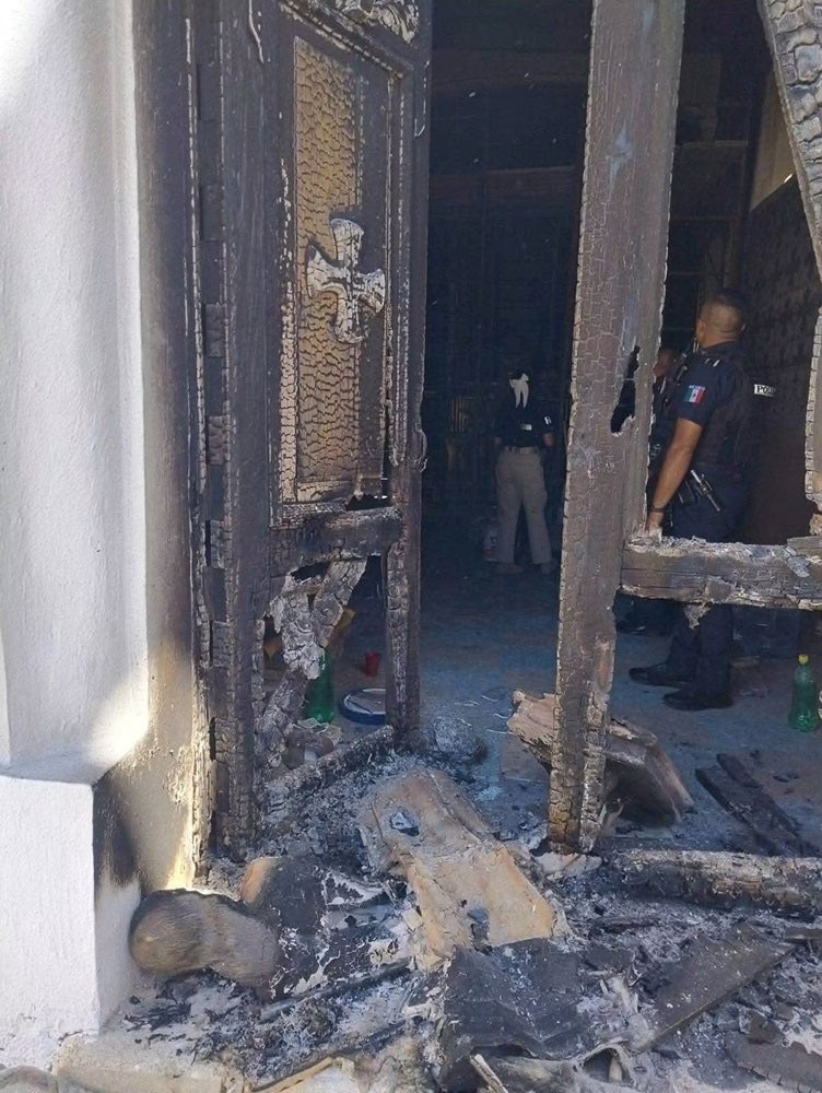 LuisCardenasMx's tweet photo. 🚨 Incendian iglesia en León; investigan posible ataque intencional

La Iglesia del Señor de los Remedios, ubicada en La Laborcita, León, Guanajuato, fue incendiada en un hecho denunciado en redes sociales como un presunto ataque intencional.

El secretario de Gobierno estatal, Jorge Jiménez Lona, informó que autoridades ya están en contacto con representantes eclesiásticos y darán seguimiento al caso para esclarecer lo ocurrido y determinar responsabilidades.

Información @OpinionBajio