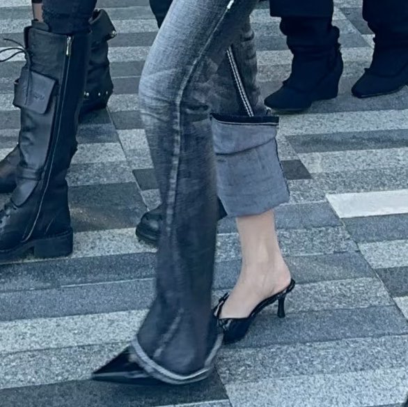 juunblokm's tweet photo. THIS IS SO FUNNY

turns out stella didn’t even realize one side of her jeans was rolled up, and when she was fixing it, juun came over and said she thought stella had been wearing her jeans like that on purpose this whole time 😭 she even said it looked cool on her lmao https://t.co/TH54u2SIkU