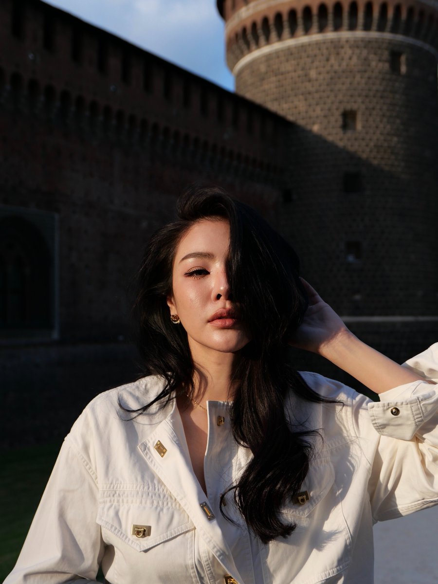 around_ent's tweet photo. ฝ้าย พีรญา ร่วมชมแฟชั่นโชว์ Ferragamo Spring-Summer 2027 ณ กรุงมิลาน

#FerragamoXFaye #FayePeraya #Ferragamo

อ่านข่าวและรูปเพิ่มเติม
📍https://t.co/n5ygfdf3bo

ฝ้าย ���ีรญา มะลิซ้อน (@faye) ปรากฏตัว ณ สนามบินก่อนออกเดินทางสู่มิลาน เพื่อเข้าร่วมแฟชั่นโชว์ Ferragamo Spring-Summer 2027 ในลุคอันสง่างามจาก Ferragamo ที่ผสานความเนี้ยบของงานตัดเย็บเข้ากับความเรียบหรูในชีวิตประจำวันได้อย่างลงตัว
