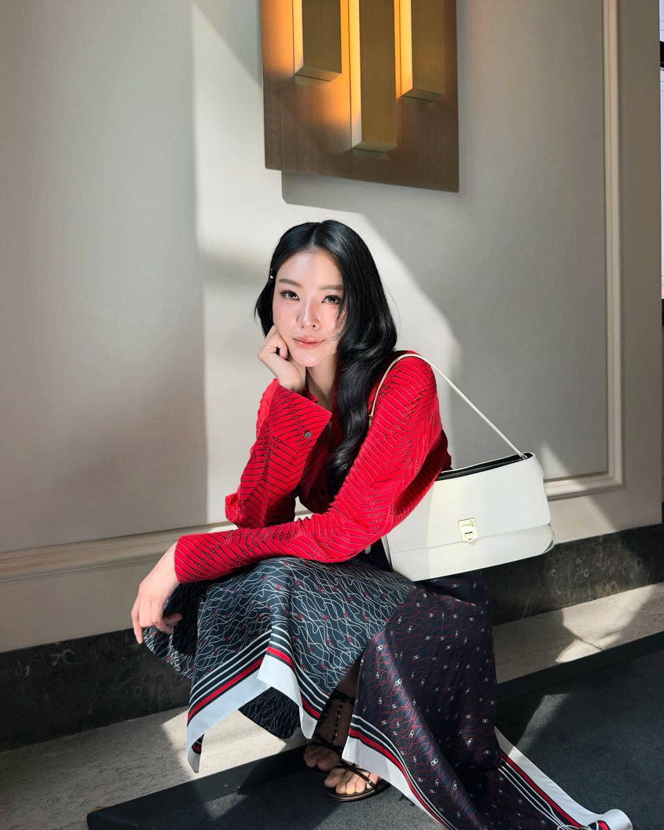 around_ent's tweet photo. ฝ้าย พีรญา ร่วมชมแฟชั่นโชว์ Ferragamo Spring-Summer 2027 ณ กรุงมิลาน

#FerragamoXFaye #FayePeraya #Ferragamo

อ่านข่าวและรูปเพิ่มเติม
📍https://t.co/n5ygfdf3bo

ฝ้าย ���ีรญา มะลิซ้อน (@faye) ปรากฏตัว ณ สนามบินก่อนออกเดินทางสู่มิลาน เพื่อเข้าร่วมแฟชั่นโชว์ Ferragamo Spring-Summer 2027 ในลุคอันสง่างามจาก Ferragamo ที่ผสานความเนี้ยบของงานตัดเย็บเข้ากับความเรียบหรูในชีวิตประจำวันได้อย่างลงตัว