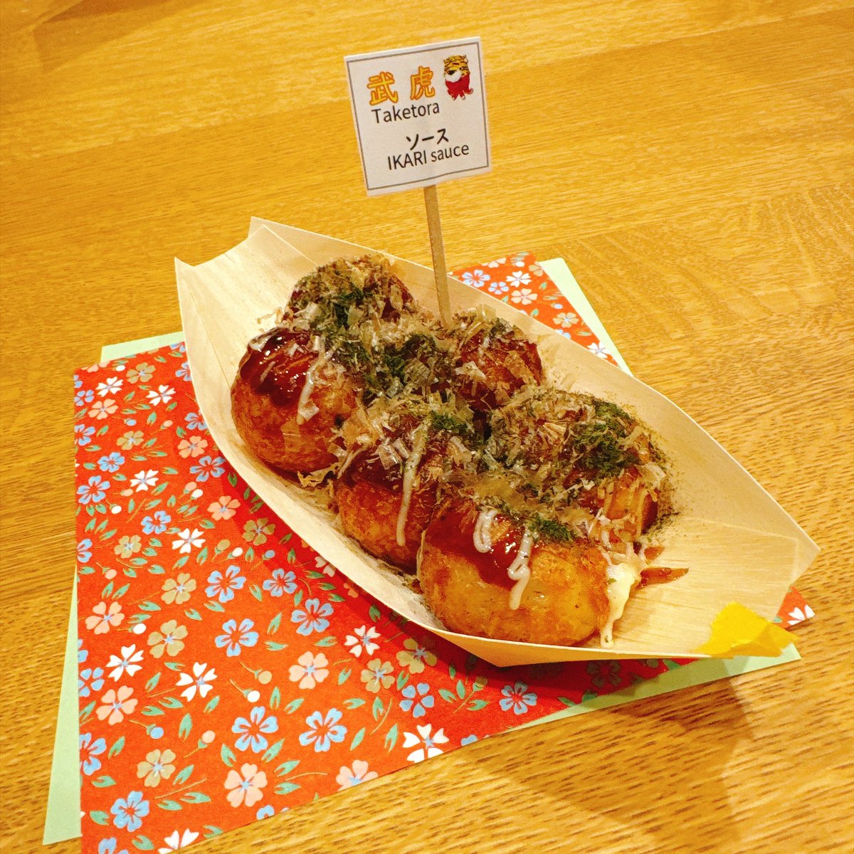 Hysteric_Barbie's tweet photo. 今年の4月に音響監督の鶴岡さんのバースデーをお祝いした時に、今度は10月に会おう❣️と決めていたんです(＊´艸`)💕
半年があっという間だったなぁ💨

今回は小野さん幹事のもと(小野さんプロデュースの日本酒はイケボになれそうとみんなで話してました笑)、
お店の武虎さんは美味しい米粉のたこ焼きと、なんと20年前のハルヒ初回放送日の新聞を見つけてきてくださって‼️
だけど、キー局しかラテ欄がなかった💦

20年前にタイムスリップした気持ちになりました(*´꒳`*)