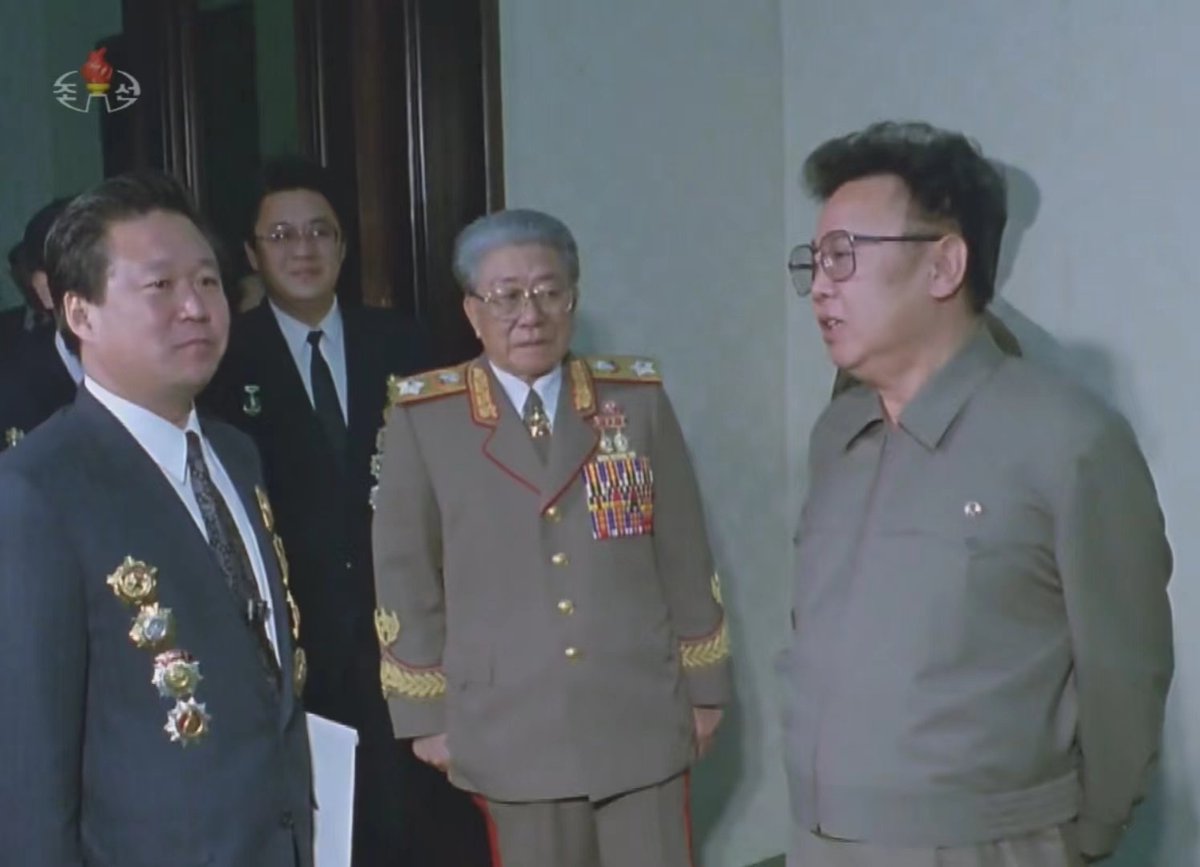 Samcheolli's tweet photo. 🇰🇵 Order of Agricultural District Theses Publication 30th Anniversary Commemoration (1994)

Original Order of Agricultural District Theses Publication 30th Anniversary Commemoration established on January 5th 1994 to commemorate the 30th year anniversary for Kim Il Sung's publication "Theses on the Socialist Rural Question in Our Country". 

This award was bestowed to "those who have enthusiastically followed the party's guidelines and the great leader's orders, and workers in agriculture who are successful in the fruitful struggle to realise the socialist agricultural theses".

The last photo shows this award worn by the man on the left, second from top on his chest.