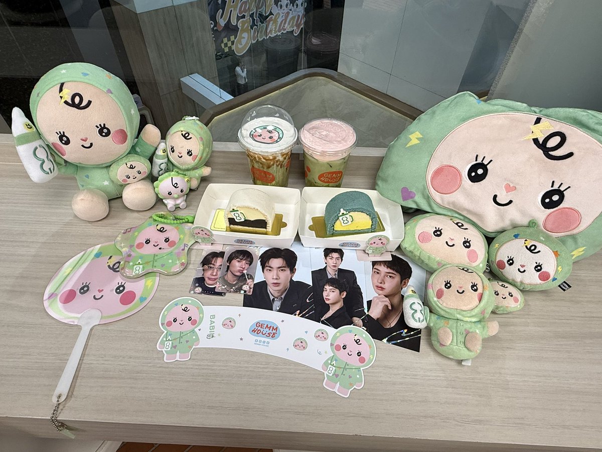 doublejxyj's tweet photo. (วงเขว เล่าได้แหละ) ชั้นกำลังยืนจัดหลาน อยู่ๆพนง.ก็เดินมาบอกให้รบกวนนั่งหน่อยนะคะ ชั้นก็นั่งไม่ได้อะไร แล้วพนง.ก็บอกว่าเดี๋ยวทูลกระหม่อนจะเสด็จค่ะ เออๆก็คงถ่ายรายการในตึกแหละมั้ง พนง.บอกเดี๋ยวท่านจะขึ้นมาคาเฟ่ค่ะ ชั้นอึ้งทุกคนอึ้ง แต่ท่านมาถ่ายรูปแป๊บเดียวไม่ถึง10นาที55555😂 https://t.co/0LSnyTaR5F