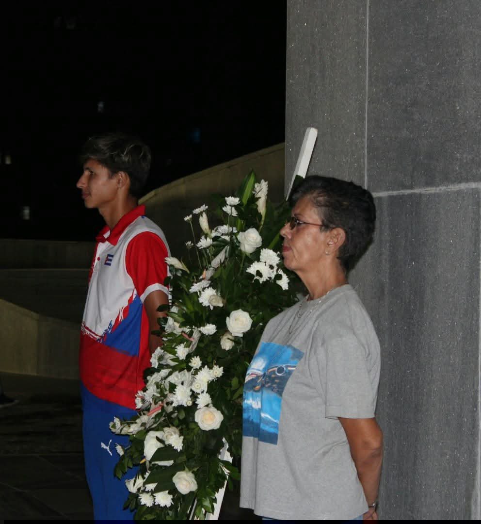 UJCdeCuba's tweet photo. Los jóvenes rinden homenaje esta noche a las víctimas del Crimen de Barbados, en el 50 aniversario de aquel hecho que segó 73 vidas, incluidos los jóvenes atletas que regresaban con sus medallas de oro.🖤

¡Gloria eterna a las víctimas del terrorismo de Estado!🇨🇺 https://t.co/wOWz5BWEPv