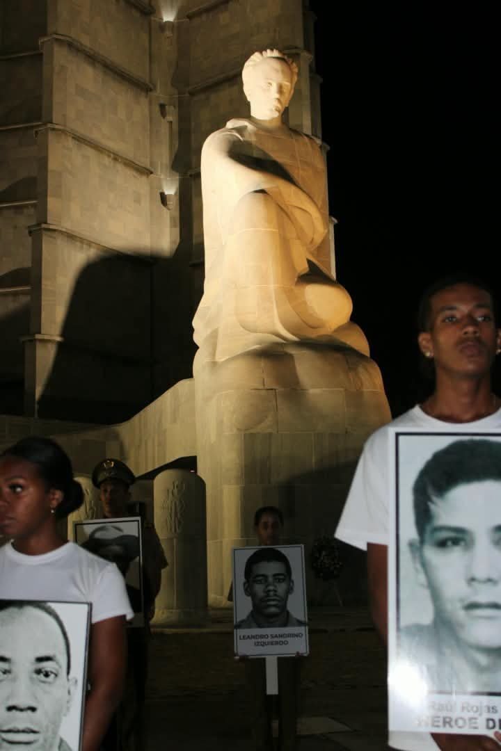 UJCdeCuba's tweet photo. Los jóvenes rinden homenaje esta noche a las víctimas del Crimen de Barbados, en el 50 aniversario de aquel hecho que segó 73 vidas, incluidos los jóvenes atletas que regresaban con sus medallas de oro.🖤

¡Gloria eterna a las víctimas del terrorismo de Estado!🇨🇺 https://t.co/wOWz5BWEPv
