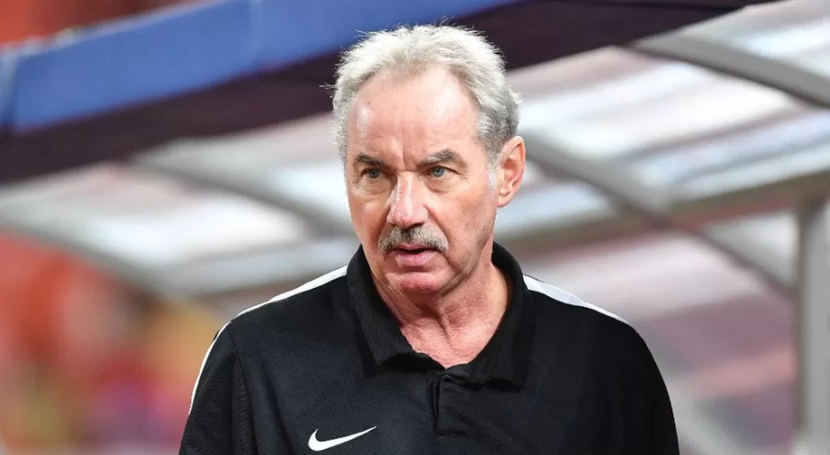 Icaljsap's tweet photo. Di sebelah banyak yg mengenang alm Alfred Riedl. 
Pelatih asal Austria ini memang memorable banget buat fans Timnas Indonesia. 

Almarhum dicintai karena mampu membangkitkan harapan fans Timnas Indonesia di tengah carut marut Sepakbola Indonesia waktu itu. 

Beliau melatih tahun 2010 ketika PSSI dipimpin Nurdin Halid dengan segala bobrok dan korupnya.

Tahun 2016 beliau kembali melatih disaat sepakbola Indonesia sedang hancur karena 2 tahun di banned FIFA. 

Piala AFF 2016, Riedl hanya boleh membawa maksimal 2 pemain di setiap klub. 
Fans Timnas tidak berekspektasi tinggi karena pada tahun itu sepakbola Indonesia baru mulai berjalan setelah diliburkan 2 tahun.

Tetapi dengan segala masalah yg dihadapi, Riedl bisa membawa Indonesia ke Final. 
Meskipun gagal juara tetapi Riedl selalu menghidupkan kembali harapan fans yg waktu itu sudah putus asa 🥹

Al Fatihah 😇🥺