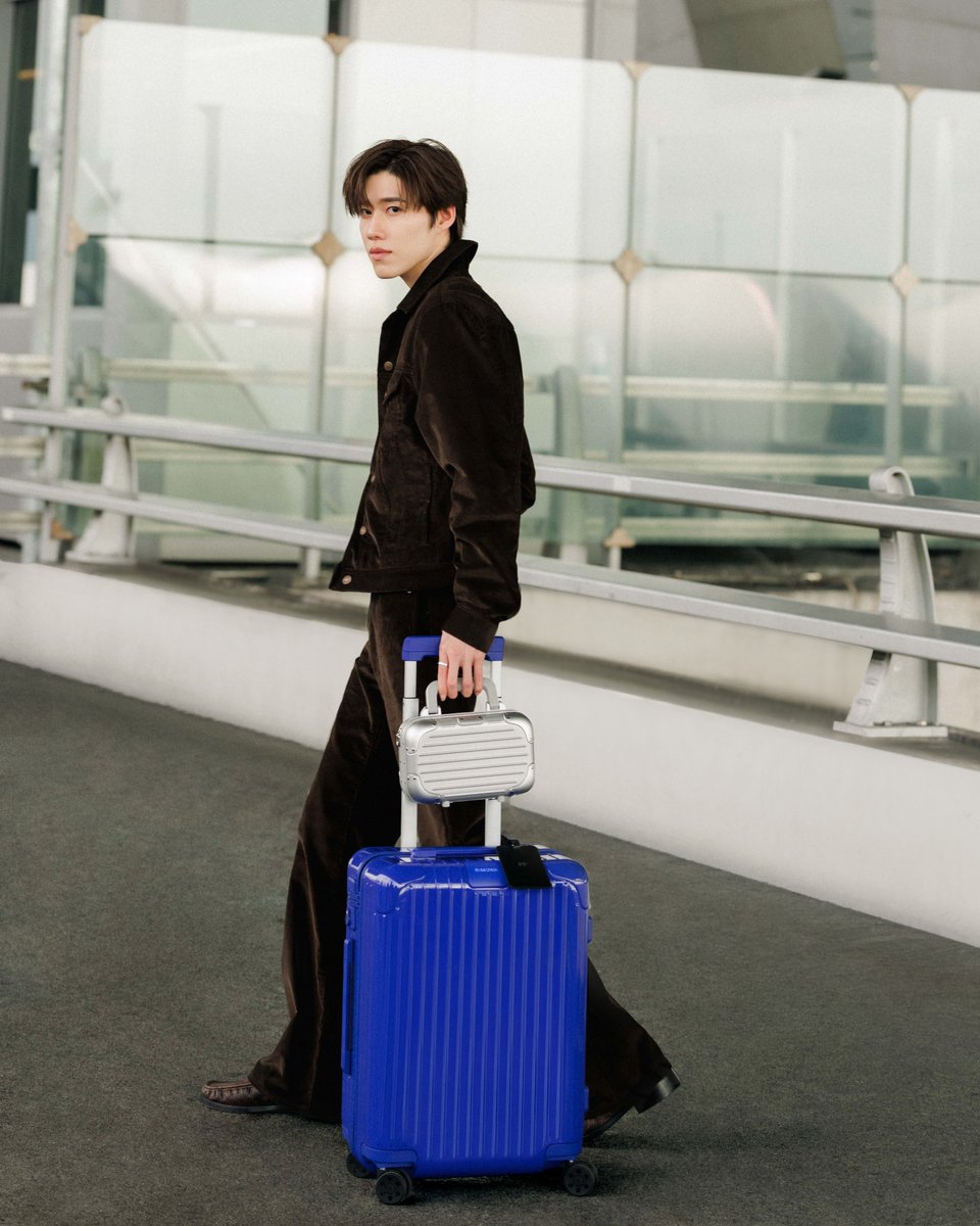 todayentth's tweet photo. พีพี กฤษฏ์ เตรียมออกเดินทางสู่กรุงโซล เพื่อร่วมงานเปิดตัว RIMOWA Essential Umber & Ultramarine

#PPKritt
#RIMOWA #RIMOWAEssential #RIMOWAColours 

ชม Airport Look ของ พีพี กฤษฏ์ เตรียมออกเดินทางสู่กรุงโซล ประเทศเกาหลีใต้ เพื่อร่วมงานเปิดตัว��ฉดสีใหม่จาก RIMOWA Essential Umber & Ultramarine Collection ในวันพุธที่ 7 ตุลาคม 2569 เวลา 19:00 น. (GMT+9) หรือ 17:00 น. ตามเวลาประเทศไทย 

พีพี กฤษฏ์ มาในลุคสบาย ๆ พร้อมแมทช์กระเป๋าเดินทาง RIMOWA Essential Cabin สี Ultramarine เข้าคู่กับ Original Bag 16 สี Silver เติมสีสันให้ลุคเดินทางครั้งนี้